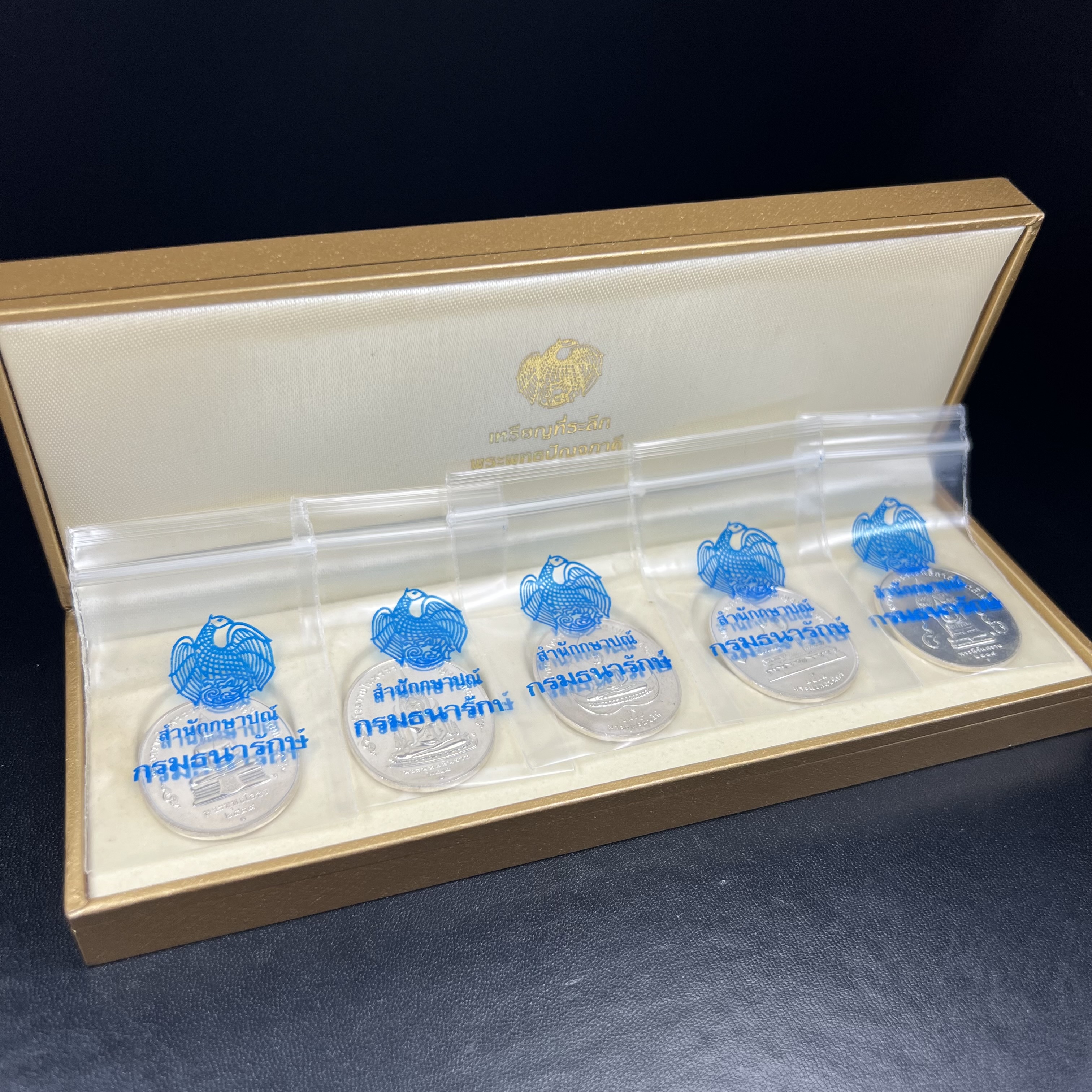 ชุดเหรียญพระพุทธปัญจภาคี ปี 2539 ครบชุด 5 เหรียญ พิมพ์ใหญ่ขนาดสูง 3 ซม. เนื้อเงิน โค๊ต ง.(เงิน) บล็อกกษาปณ์ พร้อมกล่องบรรจุซีนซองเดิมครบสภาพสวย เนื่องในมหามงคลวโรกาสที่ในหลวงรัชกาลที่ 9 ทรงครองสิริราชสมบัติครบ 50ปี พิธีใหญ่ ณ พระอุโบสถวัดพระแก้ว