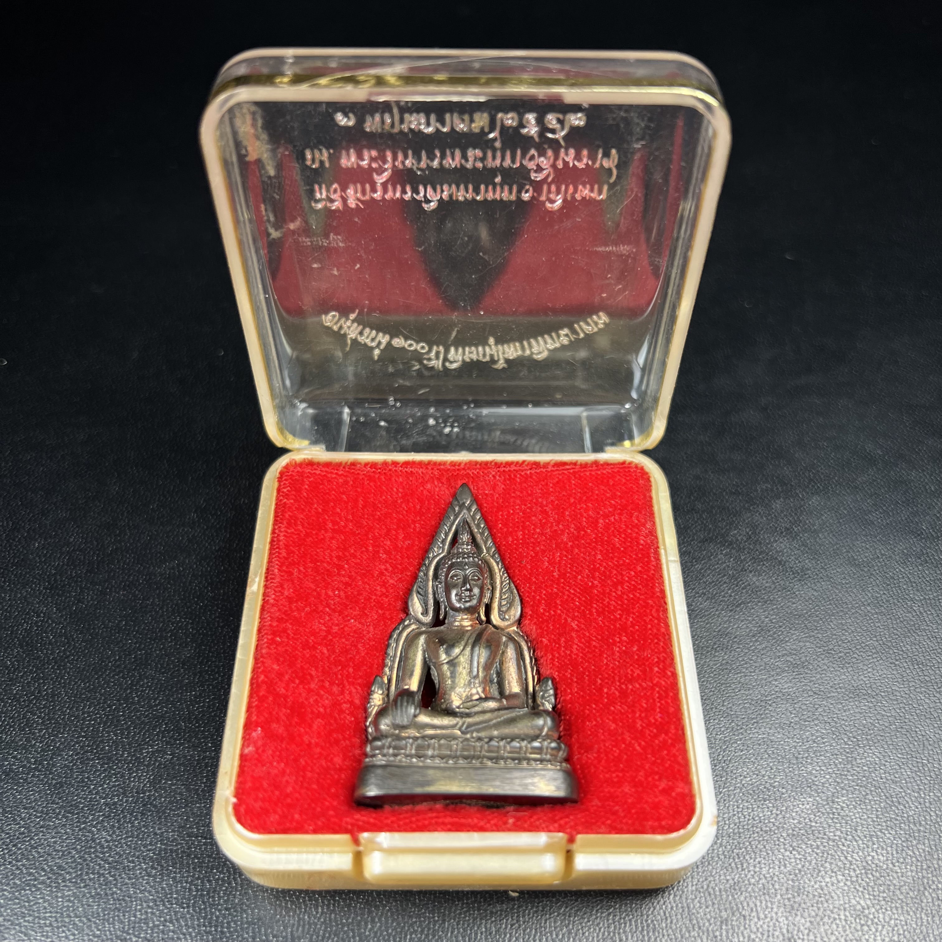 พระพุทธชินราชอินโดจีนมหาจักรพรรดิ อนุสรณ์ 100 ปี พิษณุโลกพิทยาคม (โรงเรียนชาย) พิธีจักรพรรดิมหาพุทธาภิเษก ปี 2542 เนื้อนวโลหะ(เต็มสูตรแก่ทองคำ) พิธีใหญ่มวลสารดีเกจิอาจารย์ยอดนิยมร่วมปลุกเสก*** ตอกโค้ดและหมายเลข*** 1 ใน 999 องค์ ยอดนิยมหายาก