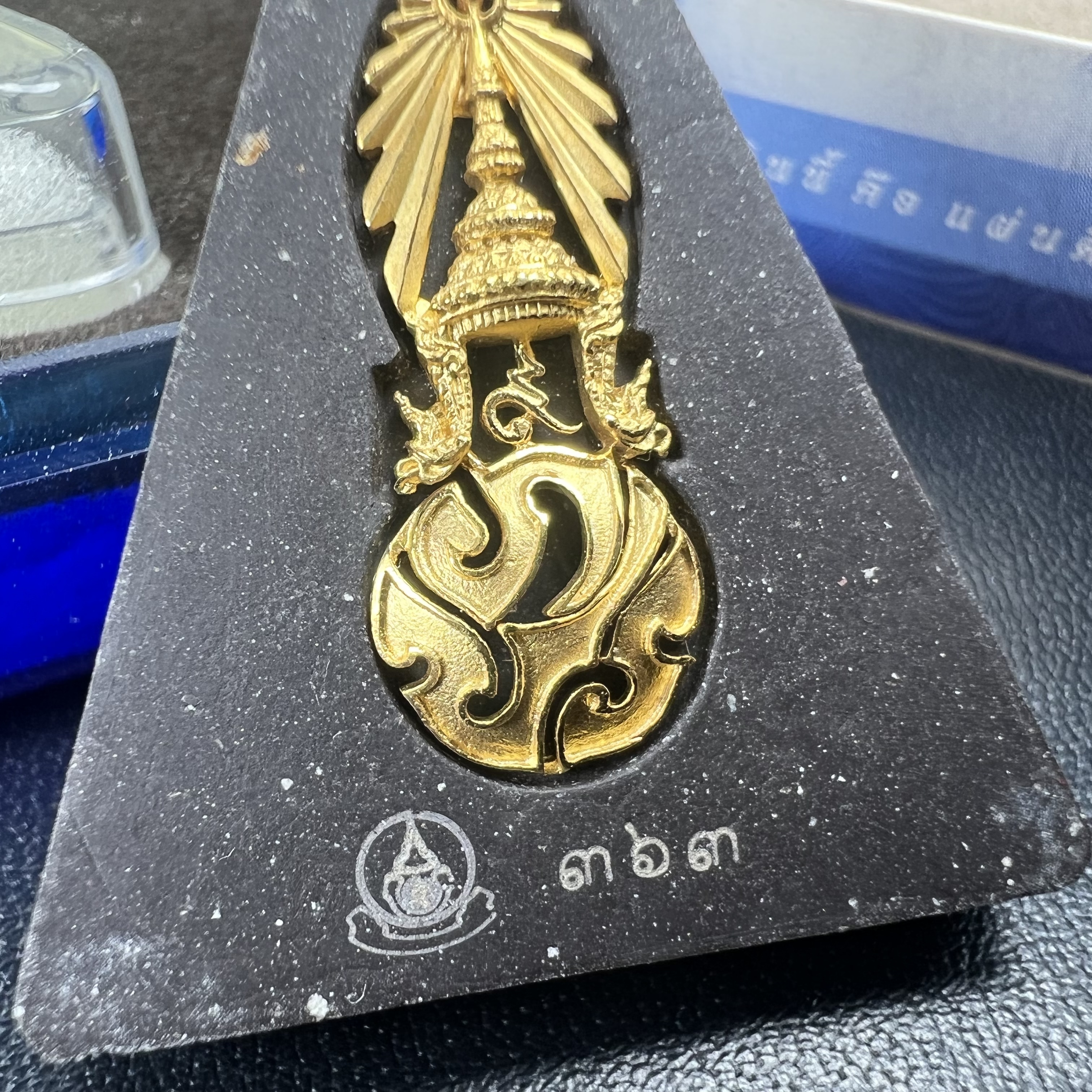 พระพุทธชินราช ภปร. โครงการ เพราะแผ่นดินนี้คือแผ่นดินเกิด ปี2551 เนื้อผง ด้านหน้าปิดทอง หลัง ภ.ป.ร. ทองคำ 80% (นน. 1.6 กรัม) (มวลสารพระราชทานเส้นพระเจ้า (เส้นผม) ของพระบาทสมเด็จพระเจ้าอยู่หัวรัชกาลที่9)(หายาก) 1 ใน 5000 องค์