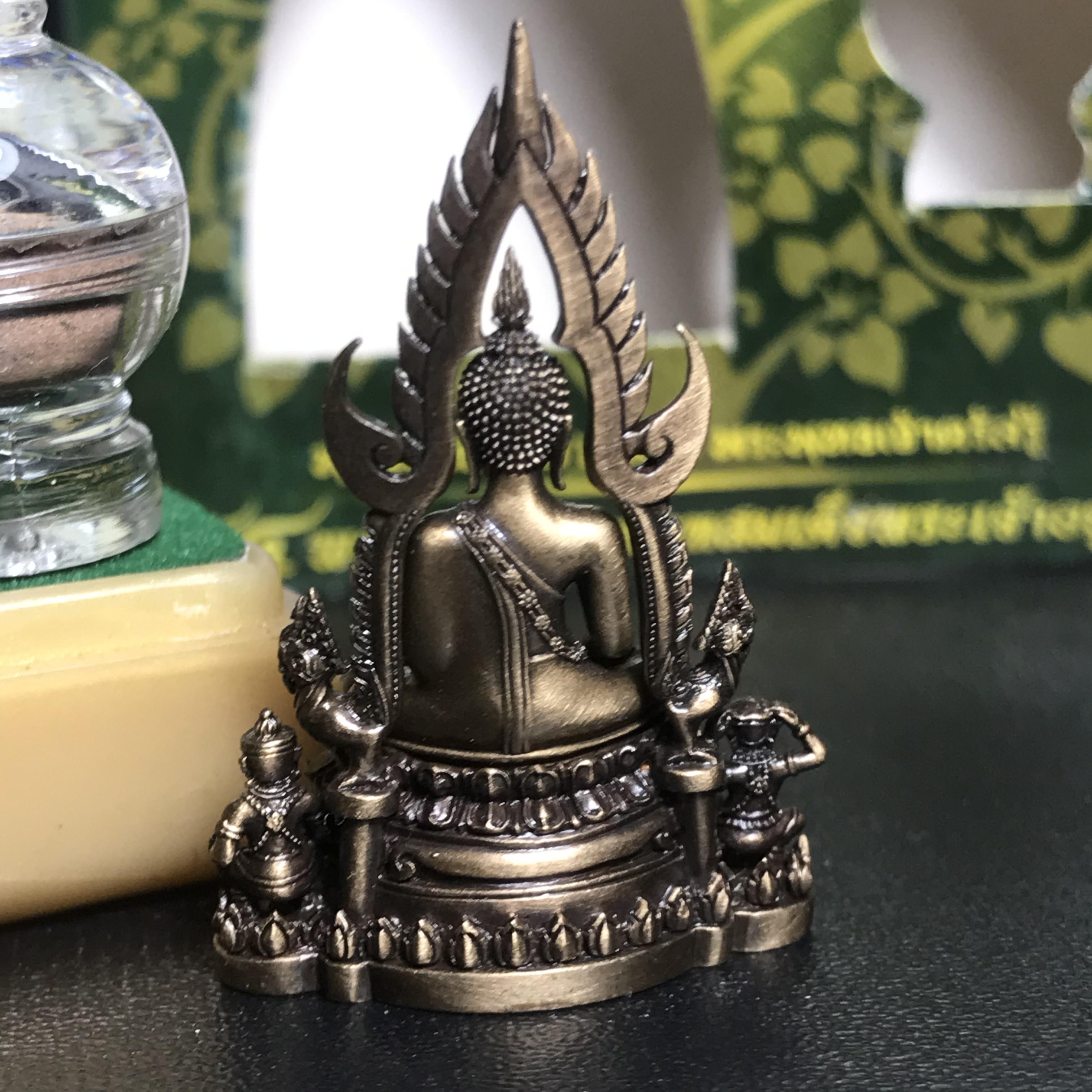 พระพุทธชินราช(จำลอง) ภปร 84 พรรษา เนื้อบรอนซ์รมดำซาติน พิมพ์กลางขนาดหน้าตัก 1/2 นิ้ว )(พระราชทานมวลสาร จิตรลดาและเส้นพระเจ้า(เส้นผม)รัชกาลที่9)