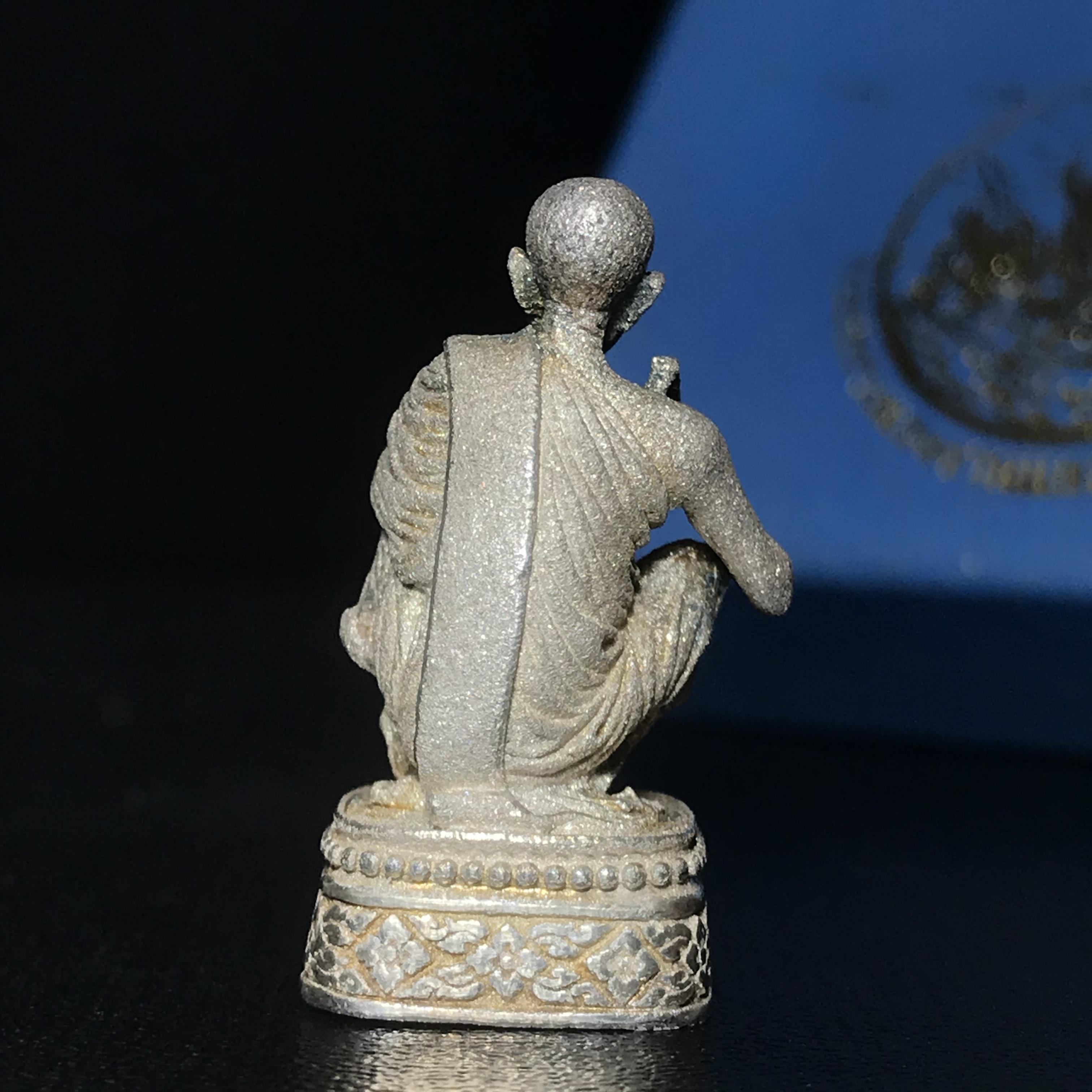 รูปหล่อหลวงพ่อคูณ รุ่นลาภ ยศ ทวีคูณ ปี2538 เนื้อเงินพ่นทรายประกายเพชร พร้อมกล่องบรรจุเดิมครบ(สภาพผิวเดิม นิยม)