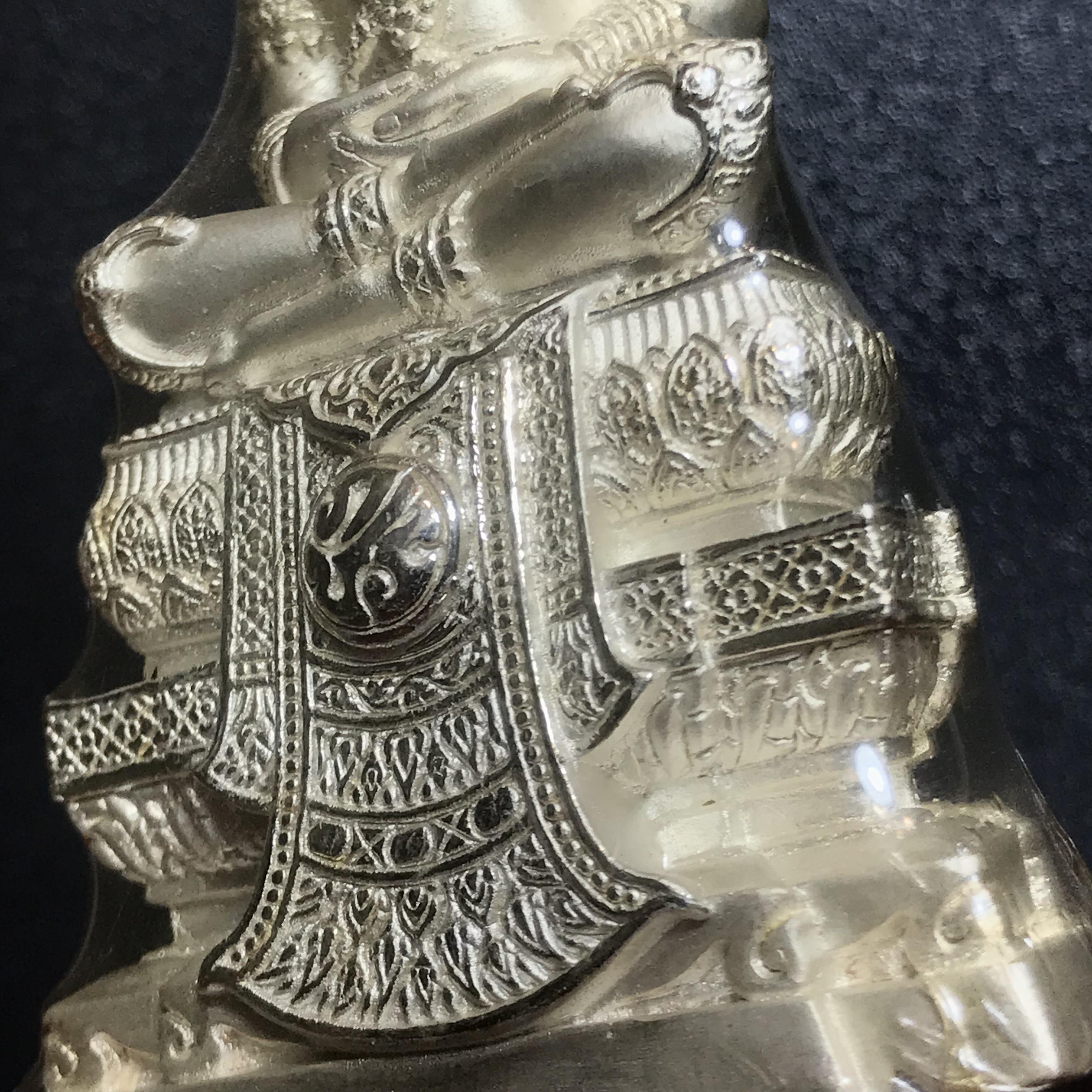 พระแก้วมรกต ภปร. ปี2547 จัดสร้างโดย รพ.ภูมิพลฯ เนื้อเงิน ลอยองค์ หน้าตัก 2 นิ้ว ครอบแก้วเดิม องค์พระซีนเดิมสวยคงสภาพเดิม(1ใน3000องค์)