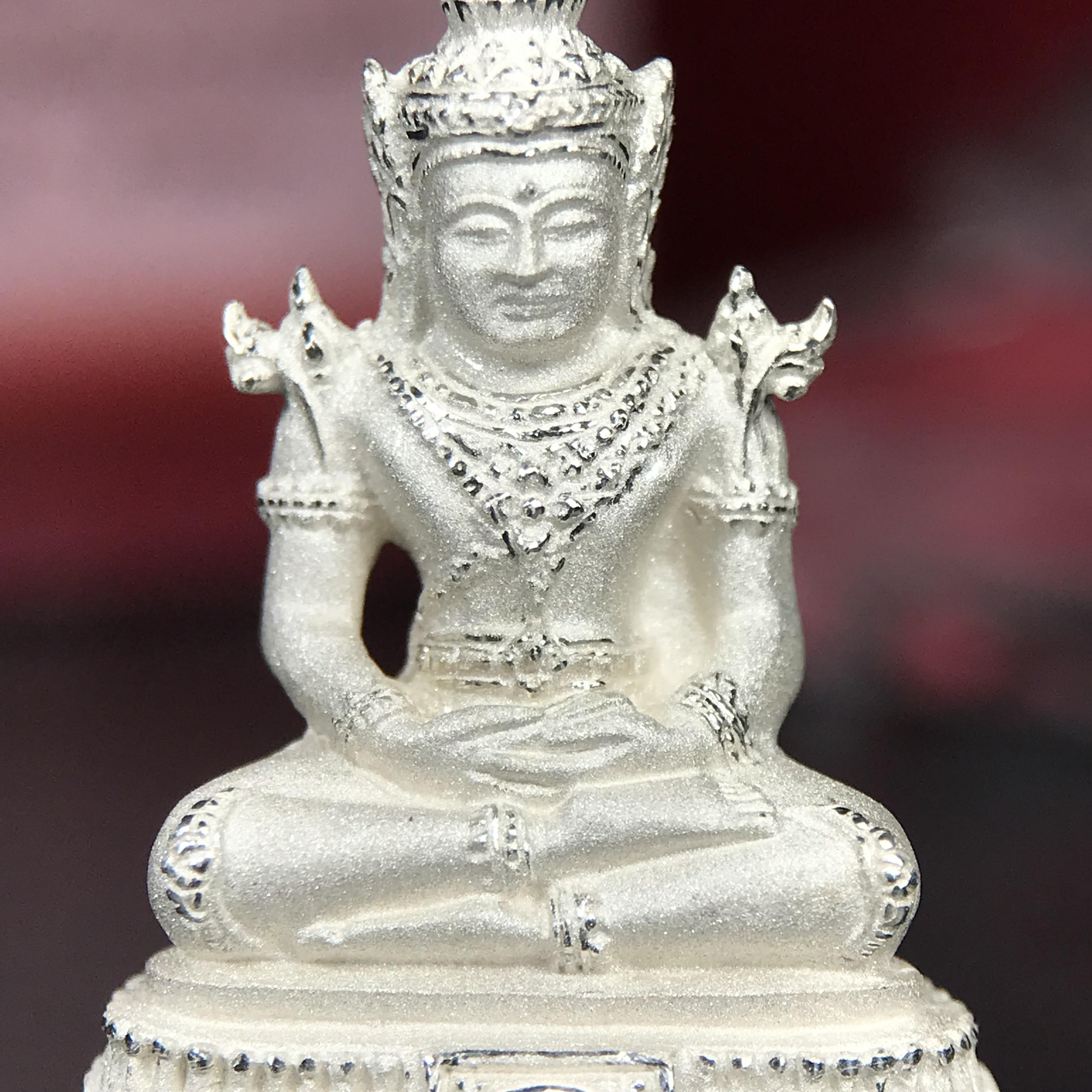 พระแก้วมรกต ภปร.(รุ่นแรก) ปี2545 จัดสร้างในมหาวโรกาส พระบาทสมเด็จพระเจ้าอยู่หัวรัชกาลที่ 9 ครบรอบ 75 พรรษา และฉลองกรุงรัตนโกสินทร์ครบ 220 ปี พิมพ์ลอยองค์ใหญ่ เนื้อเงินบริสุทธิ์ 92.5% ขนาด 19*35 มม. พร้อมกล่องบรรจุเดิม สวยครบสมบูรณ์(องค์หมายเลข ๔๔๗๑)