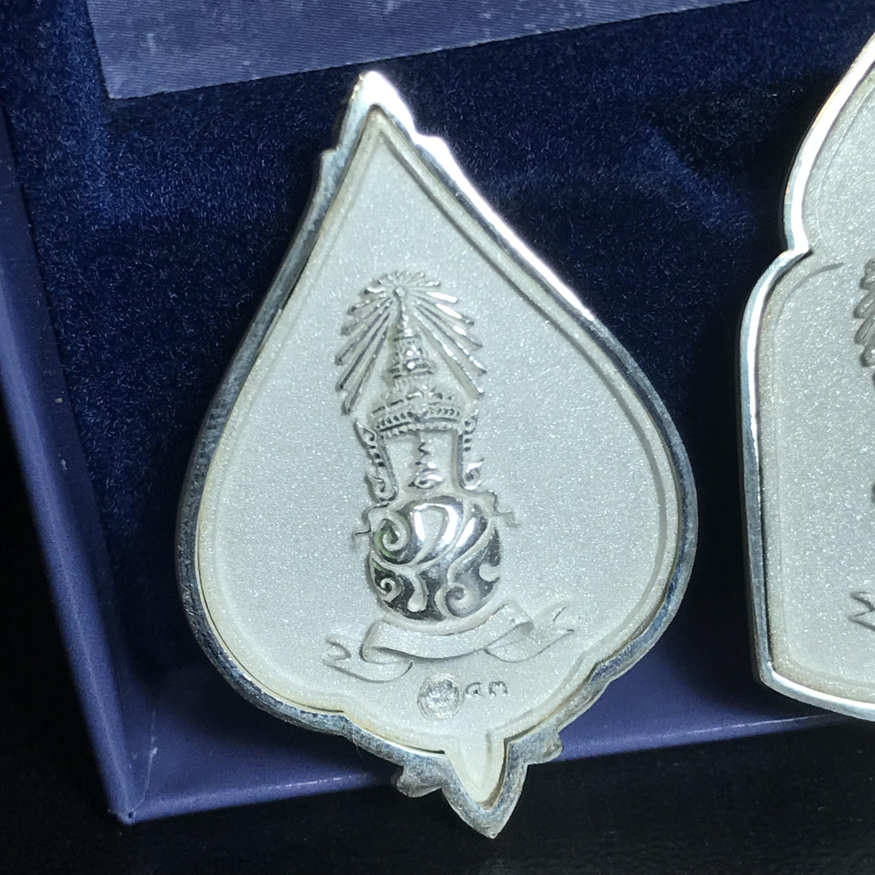 พระแก้วมรกต ภปร. ปี2547 จัดสร้างโดย รพ.ภูมิพลฯ เนื้อเงิน เหรียญทรงดอกบัว+เหรียญทรงซุ้ม+เหรียญทรงกลมรี(ครบ3พิมพ์ชุดเหรียญเนื้อเงิน)(1ใน3000องค์)