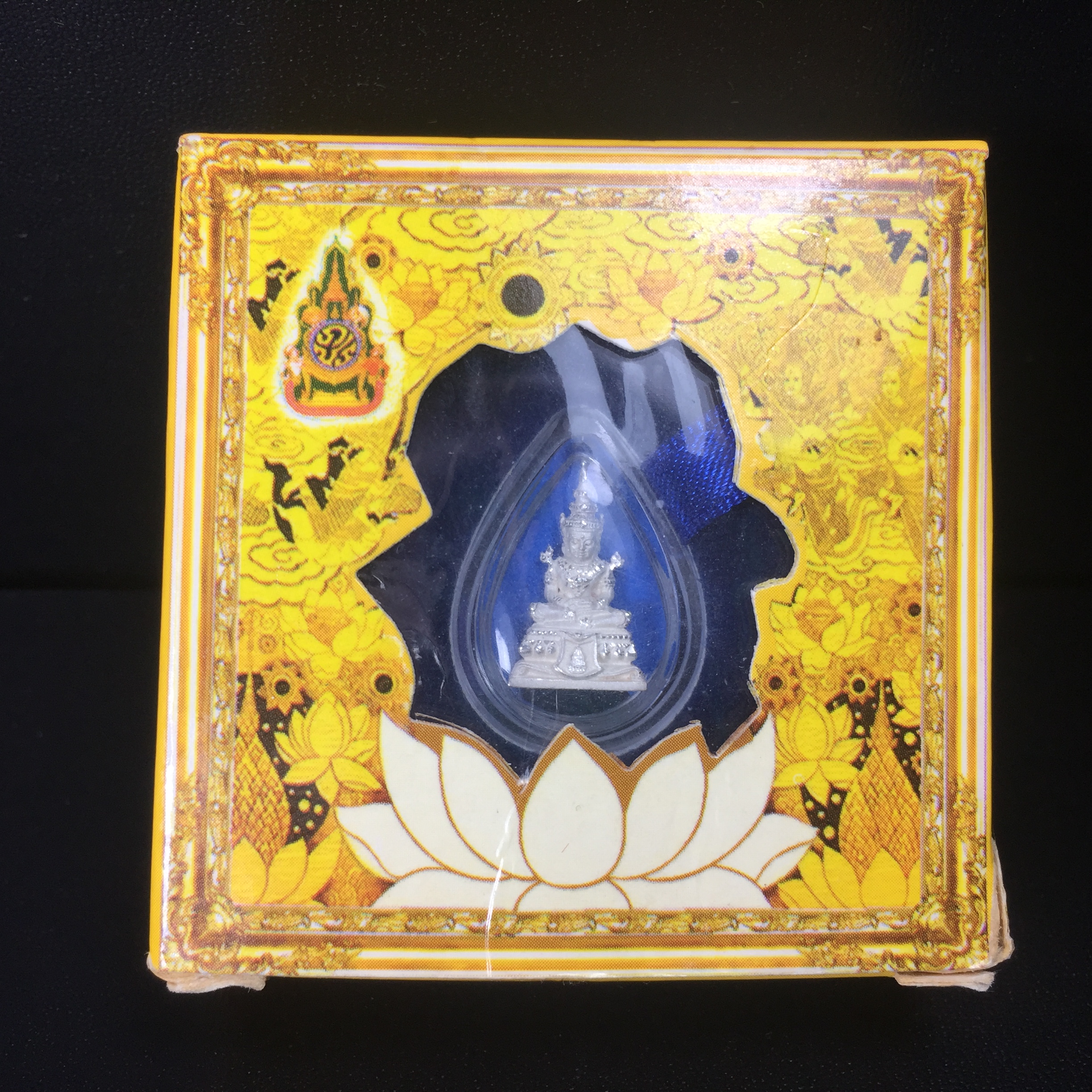 พระแก้วมรกต(จำลอง)ลอยองค์ ขนาดหน้าตัก 1/4 นิ้ว ทรงเครื่องฤดูร้อน เนื้อเงิน ตราสัญลักษณ์ฉลองสิริราชสมบัติครบ 60 ปี พ.ศ.2549