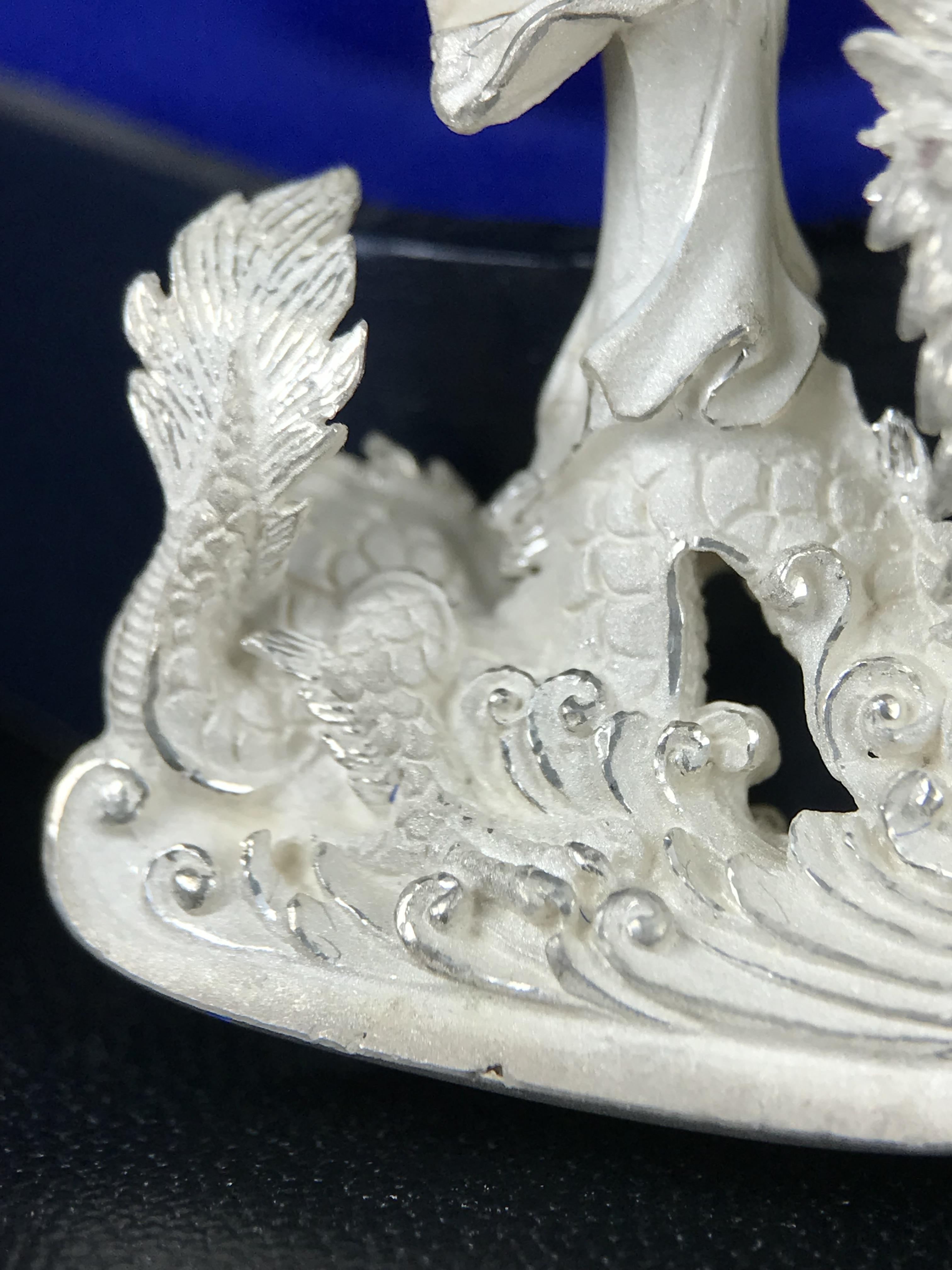 รูปหล่อลอยองค์พระโพธิสัตว์กวนอิม ทรงประทับมังกร จ.ระนอง เนื้อเงินพ่นทรายขัดเงาบางส่วน พิมพ์ใหญ่(สภาพผิว สวยงดงาม ทรงคุณค่า) เฉลิมฉลองในวโรกาสที่พระบาทสมเด็จพระเจ้าอยู่หัวทรงครองสิริราชสมบัติครบ 50 ปี จ.ระนอง พ.ศ.2539