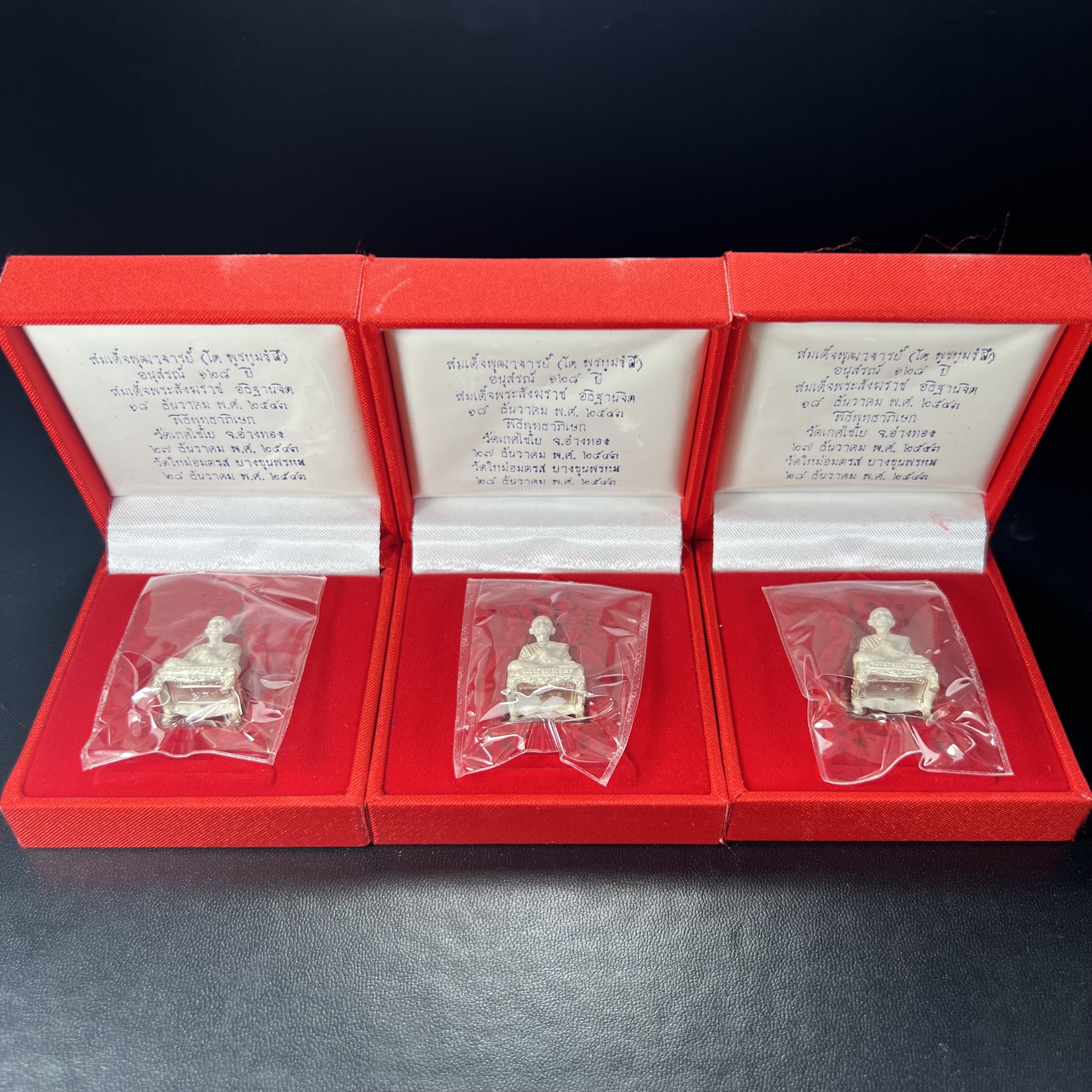 สมเด็จพุฒาจารย์ (โต พรหมรังสี) อนุสรณ์ 128 ปี สมเด็จพระญาณสังวร สมเด็จพระสังฆราช ทรงเมตตาอธิฐานจิต ปี 2543 มหาพุทธาภิเษก 3วาระ รูปเหมือนลอยองค์พิมพ์ใหญ่เนื้อเงิน ขนาด 1.5 x 2.5 ซม. ทรงคุณค่าทั้งด้านความงานด้านพุทธศิลป์ และพุทธคุณ