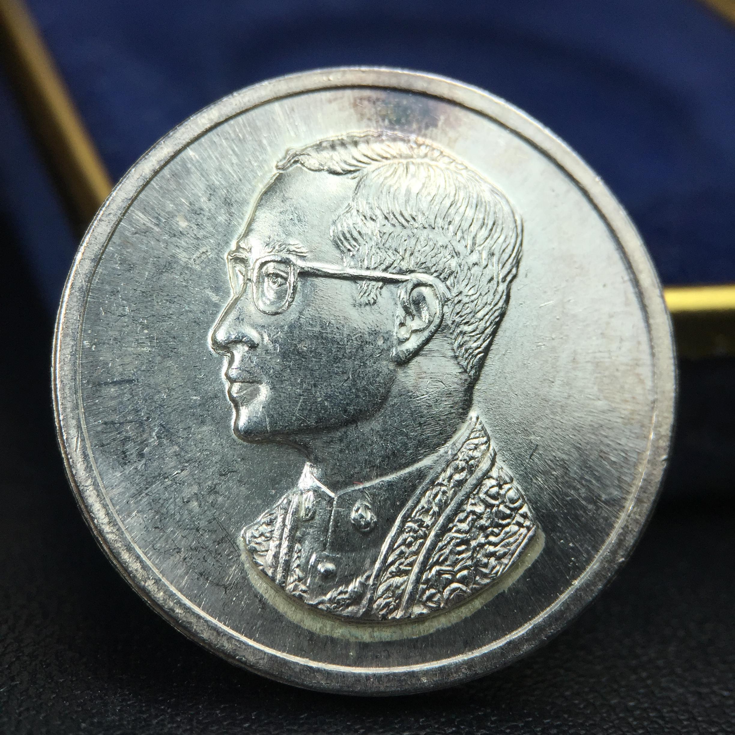 เหรียญพระบรมรูปคุ้มเกล้า รพ.ภูมิพล ปี2522 (ในหลวงเททอง) เนื้อเงิน พิมพ์ใหญ่ คัดสภาพสวยพร้อมกล่องเดิมยุคแรก(หายาก)