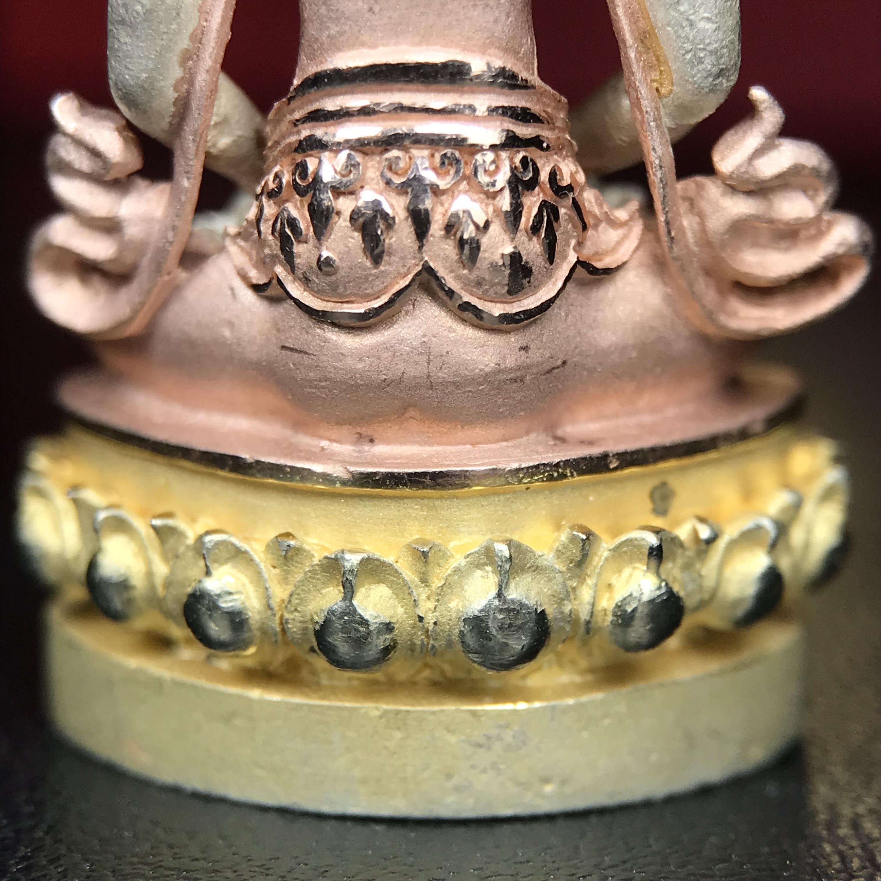 พระกริ่งอวโลกิเตศวร ( เจ้าแม่กวนอิม ) วัดโพธิ์แมนคุณาราม รุ่นอุดมโภคทรัพย์ พ.ศ.2539 เนื้อเงิน 3 กษัตริย์ ผิวสวยเดิมพร้อมกล่องบรรจุเดิม (อีกหนึ่งรุ่นยอดนิยม พุทธศิลป์สวยงดงาม)