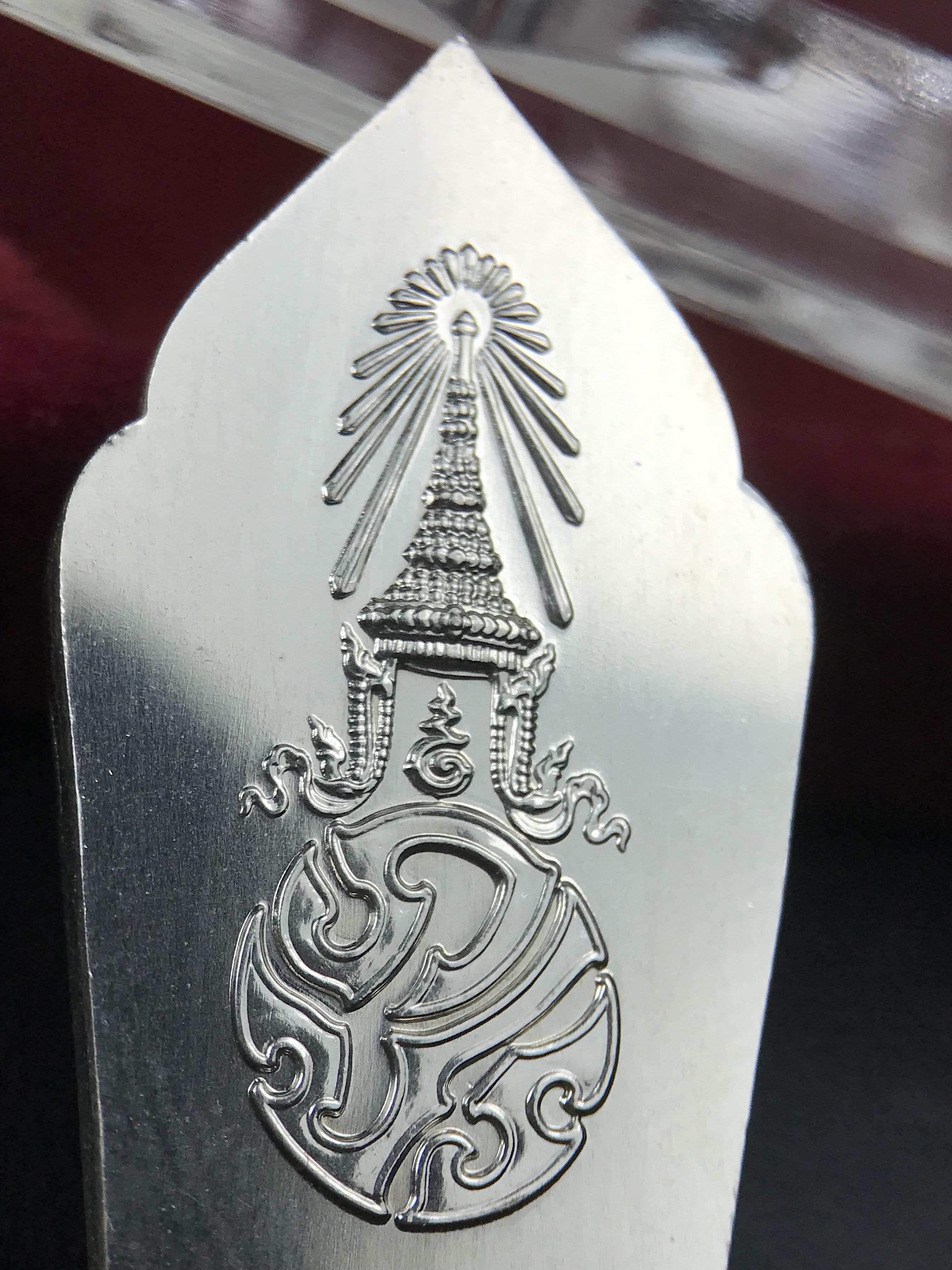 พระพุทธธรรมิกราชบพิตร ภปร. เฉลิมพระเกียรติ 2554 วัดบวรนิเวศวิหาร ขนาดสูง 4.5 ซม. เนื้อเงิน(ตอกโค๊ด Ag)(หายากพบเจอน้อยมาก)ผลิตโดย สำนักกษาปณ์ กรมธนารักษ์ พิธีพุทธาภิเษก ณ พระอุโบสถวัดบวรนิเวศวิหาร สภาพสวย กล่องบรรจุเดิมครบสมบูรณ์(1 ใน 2555 เหรียญ)หายาก