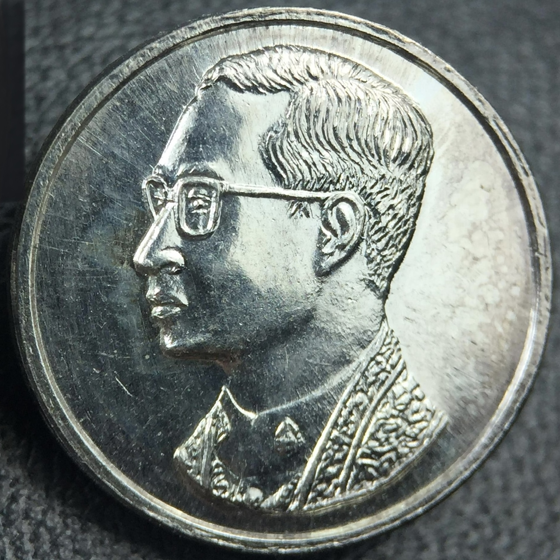 เหรียญพระบรมรูปคุ้มเกล้า รพ.ภูมิพล ปี2522 เนื้อเงิน พิมพ์เล็ก(พบเจอน้อยหายาก) คัดสภาพสวยเดิม(ในหลวงรัชกาลที่9 ทรงจุดไฟพระฤกษ์และเททอง พิธีใหญ่)ยอดนิยมหายาก