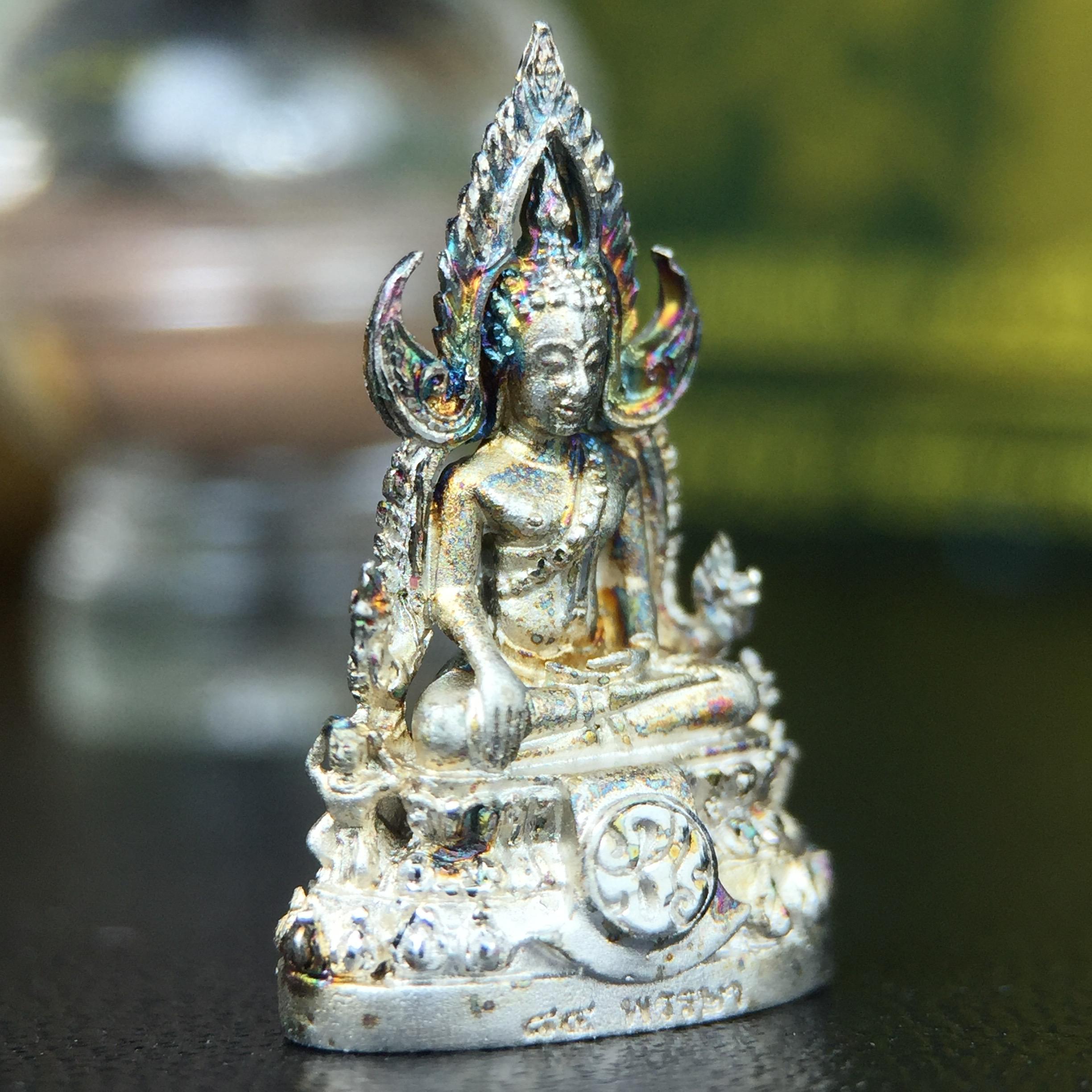 พระพุทธชินราช(จำลอง) ภปร. 84 พรรษา เนื้อเงินชุบทองคำขาว พิมพ์เล็กขนาดหน้าตัก 1/4 นิ้ว (สภาพผิวเดิมขึ้นสีรุ้งธรรมชาติ สวยเสน่ห์พระเนื้อเงิน สีสันที่ธรรมชาติสรรค์สร้าง) (พระราชทานมวลสาร จิตรลดาและเส้นพระเจ้า(เส้นผม ร.9))พุทธศิลป์ทรงคุณค่าอีกหนึ่งรุ่นยอดนิยม