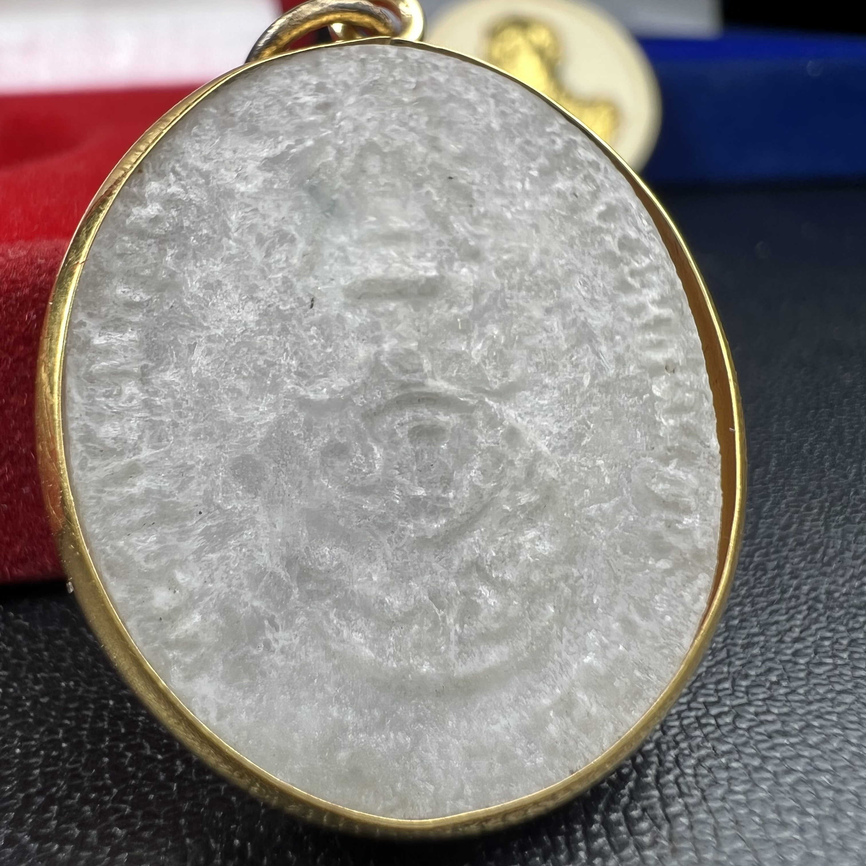 พระบรมฉายาลักษณ์ ร.9 เหรียญหยกรูปไข่เลี่ยมทองคำแท้(งานเลี่ยมเดิมจากผู้จัดสร้าง)+พระบรมฉายาลักษณ์ เหรียญคชสารหมื่นปี ร.9 หน้ากากทองคำ เฉลิมพระเกียรติ 72 พรรษา ภูมิพลมหาราช ปี 2542(1ชุด2องค์)(อีกหนึ่งวัตถุมงคลที่ระลึกของพระองค์ท่านที่พบเจอหายากมากในปัจุบัน)