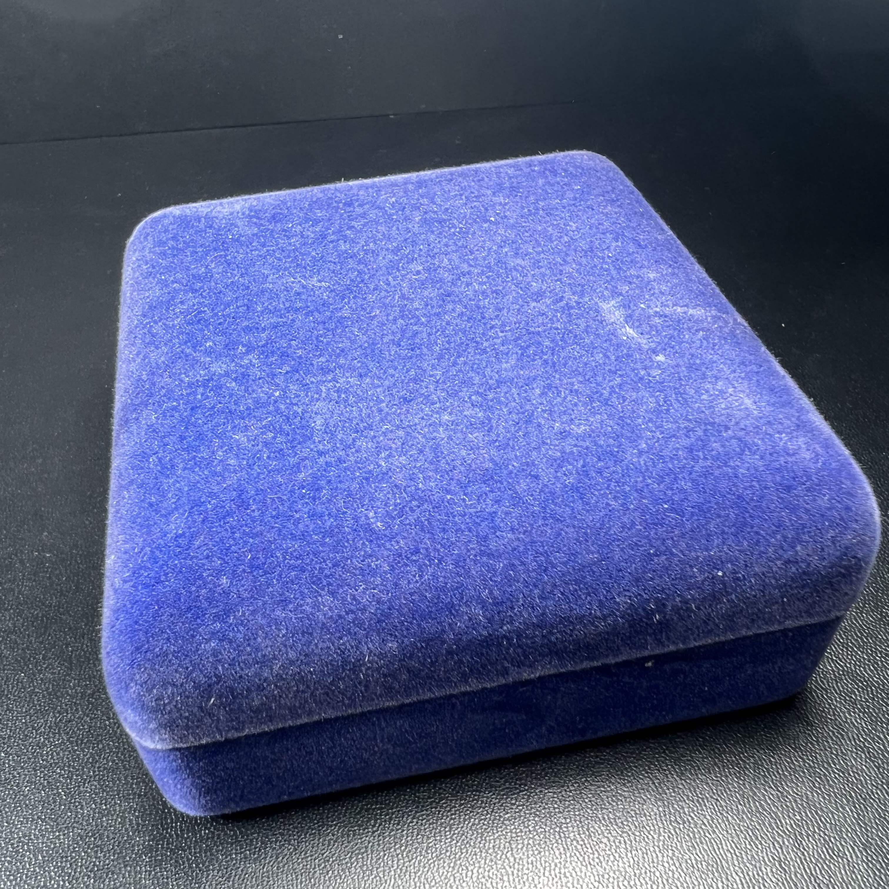 พระหลวงปู่ทวด ภปร. ปี 2547 พิมพ์สี่เหลี่ยมใหญ่-เล็ก(2องค์)เนื้อว่านดำหลัง ภปร. เงิน(หายาก1ใน1999ชุด)พิธีใหญ่ มวลสารดี ปลุกเสกวัดพระแก้ว