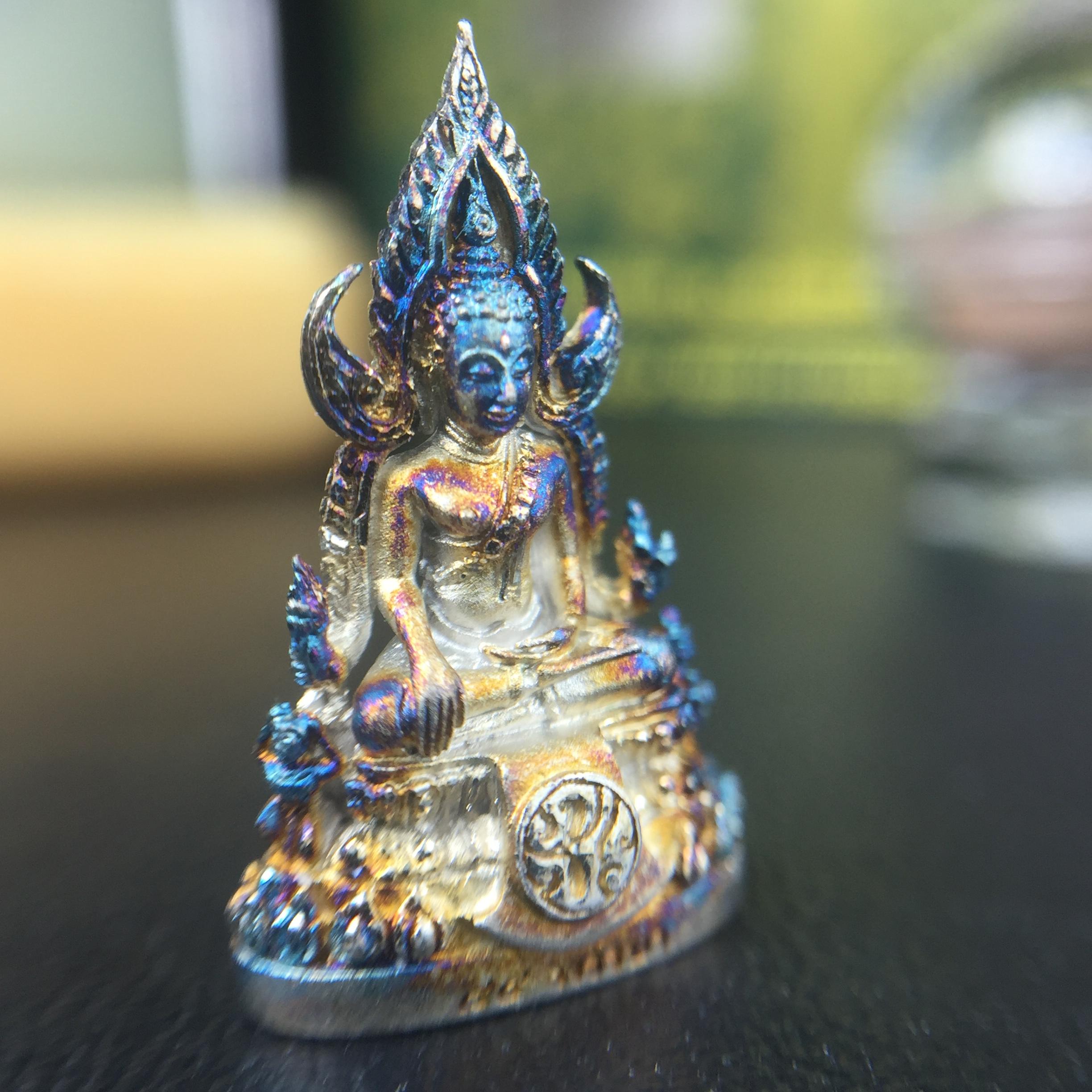 พระพุทธชินราช(จำลอง) ภปร. 84 พรรษา เนื้อเงินชุบทองคำขาว พิมพ์เล็กขนาดหน้าตัก 1/4 นิ้ว (สภาพผิวเดิมสวย ขึ้นสีรุ้งธรรมชาติ แบบนิยม)(พระราชทานมวลสาร จิตรลดาและเส้นพระเจ้า(เส้นผม))