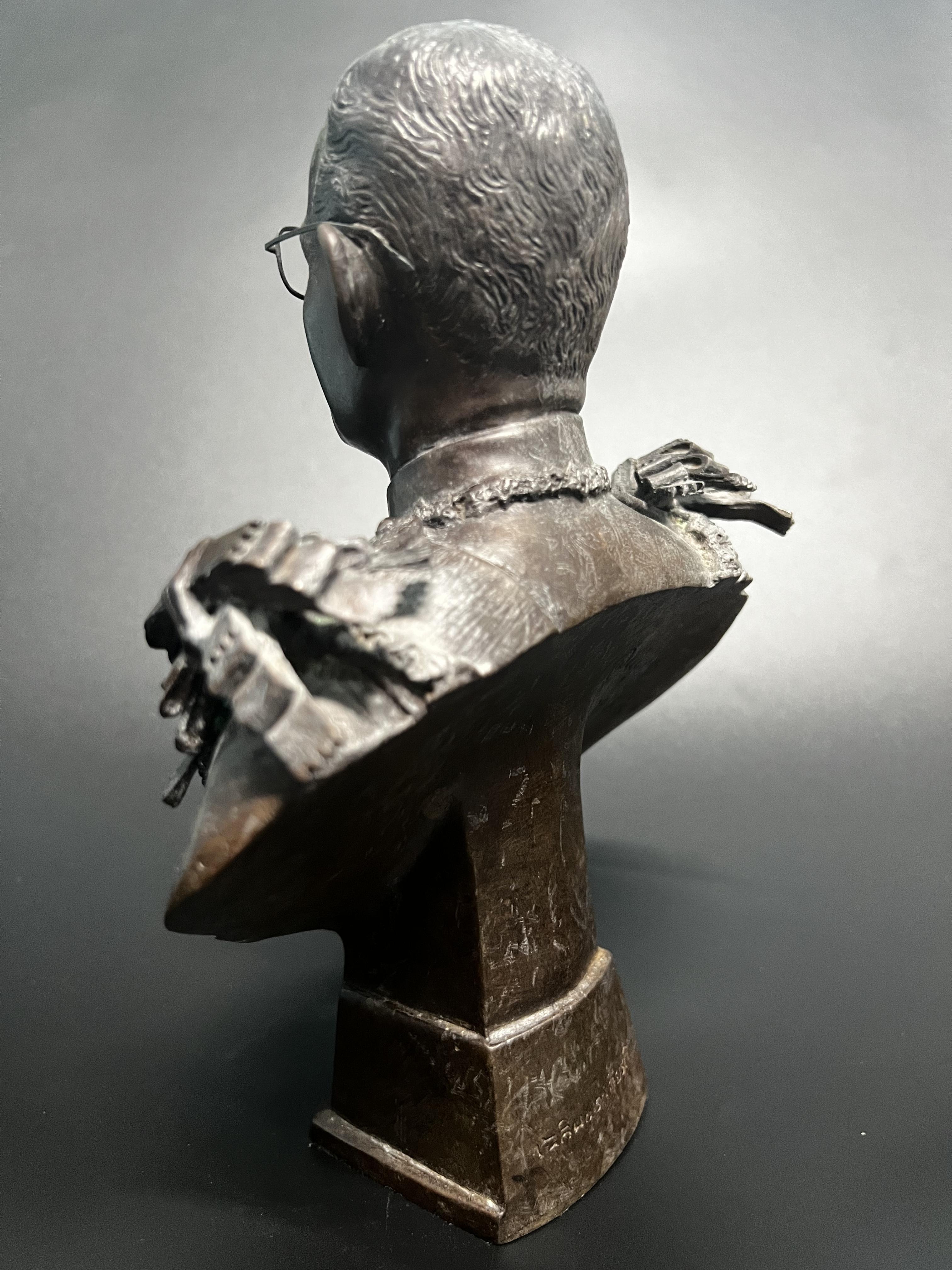 พระบรมรูปในหลวงรัชกาลที่9 รุ่นเฉลิมพระเกียรติ ปี2545 สูง 9 นิ้ว ฉลองพระองค์เต็มยศสายสะพายมหาจักรี สายสร้อยจุลจอมเกล้า ส่วนฐานประดับอักษรพระปรมาภิไธย ภ.ป.ร.(พิธีปลุกเสกวัดพระแก้ว)