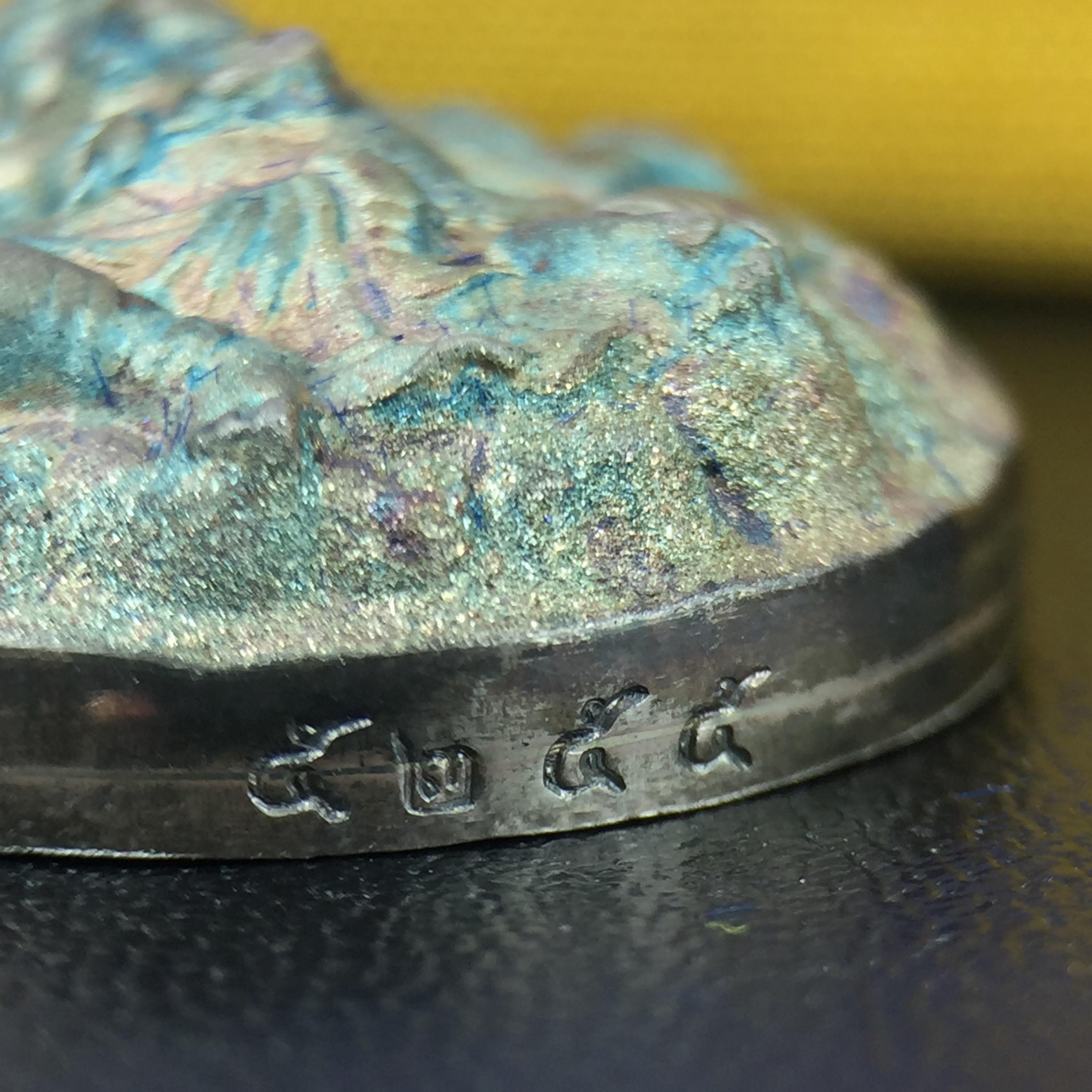 เหรียญพระพิฆเนศวร ญสส. ชุดกาญจนาภิเษกครองราชย์ 50 ปี พุทธศักราช 2538 พิมพ์ใหญ่(2.9 ซม.) เนื้อเงินผิวเดิมกลับดำขึ้นสีรุ้งเข้มขลังงดงามธรรมชาติสร้างสรรค์ สภาพสวยเดิมพร้อมกล่องบรรจุเดิม ตอกโค๊ดหมายเลขกำกับ(1ใน 5539องค์)