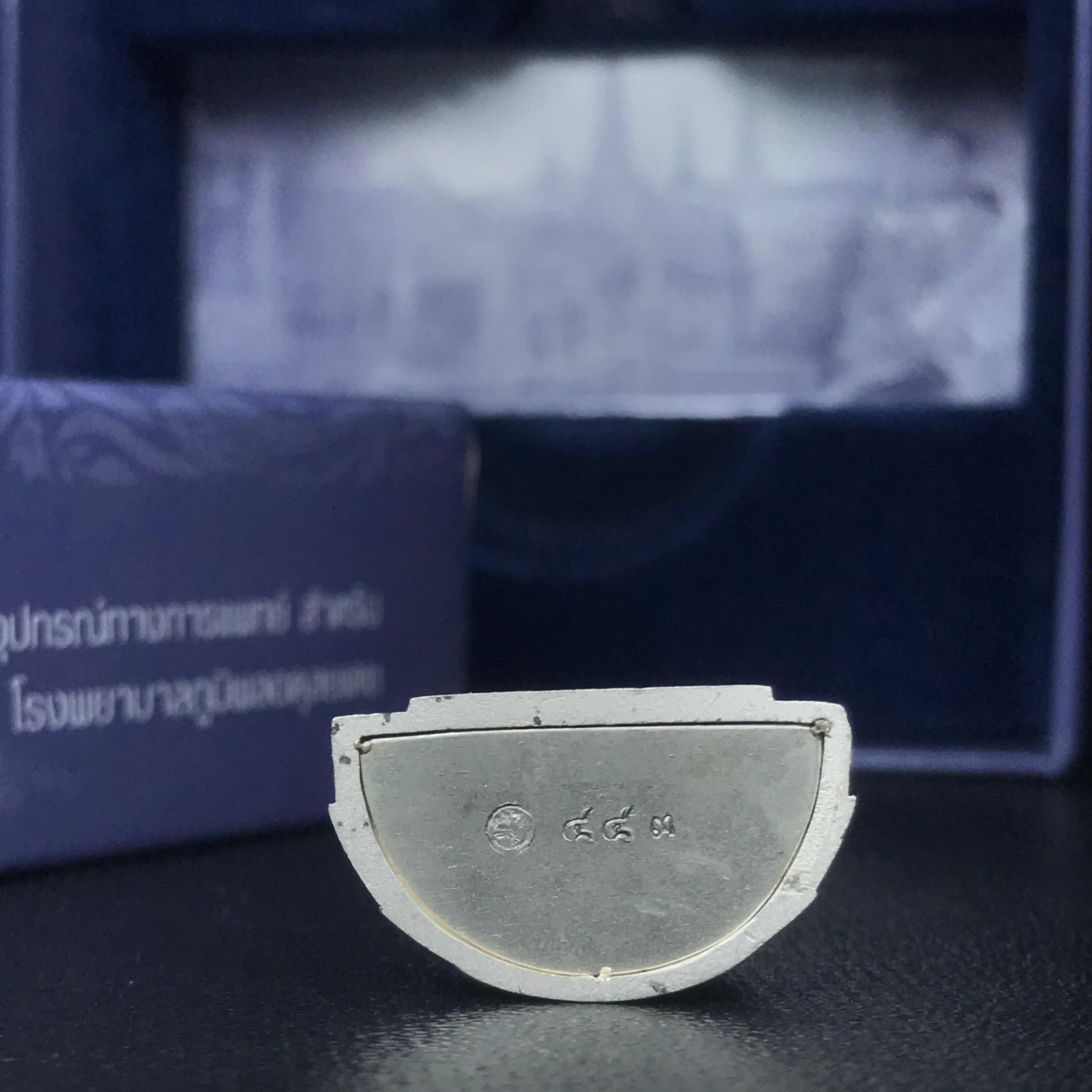 พระแก้วมรกต ภปร.หน้าตัก 1/2 นิ้ว จัดสร้างโดย รพ.ภูมิพลฯ ปี2547 ลอยองค์เนื้อเงิน(1ใน3000องค์)(หายาก)