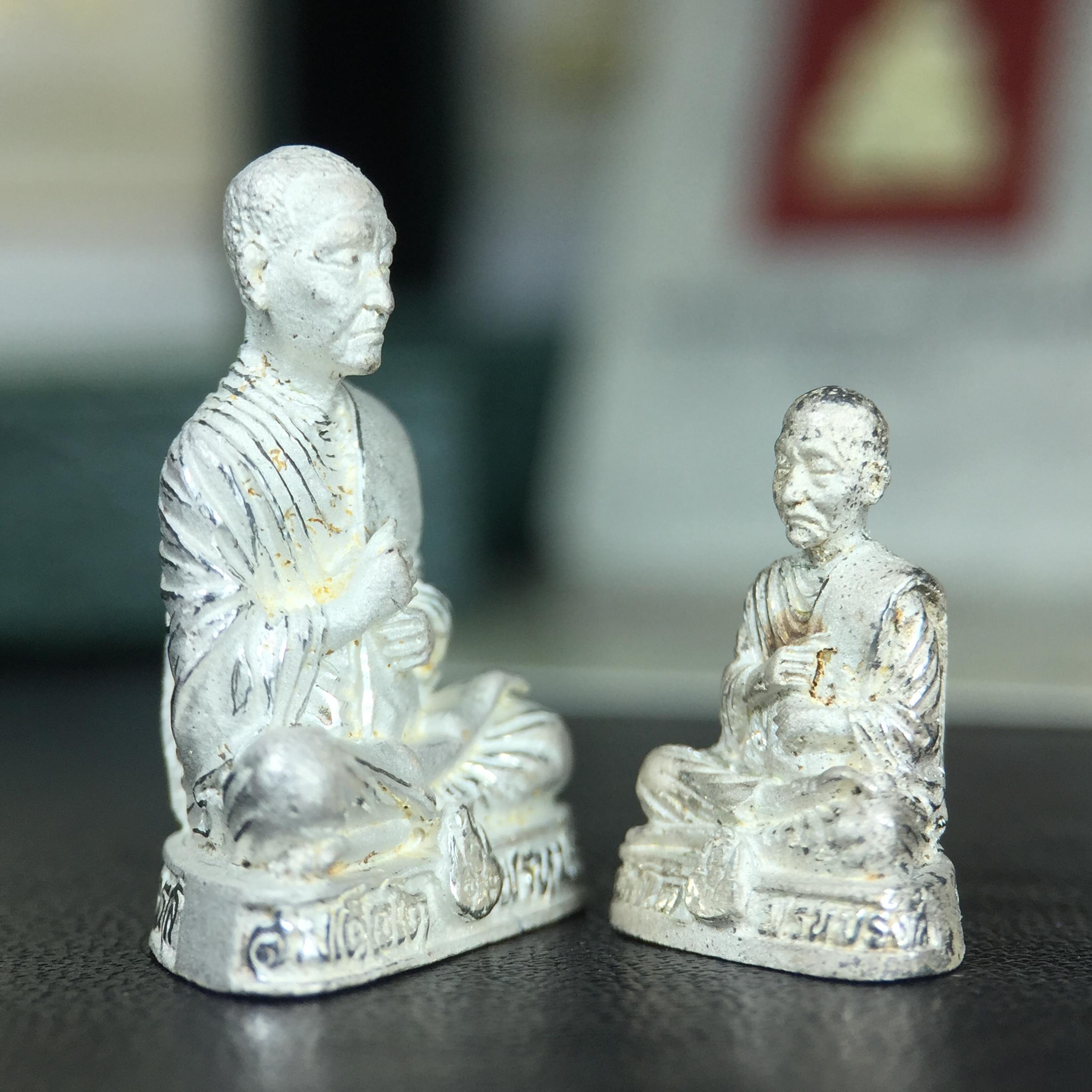 รูปเหมือนลอยองค์ สมเด็จพระพุฒาจารย์ (โต พรหมรังสี)เนื้อเงินบริสุทธิ์ 99.9% แบบทรายนวลขัดเงาบางส่วน (พิมพ์ใหญ่+พิมพ์เล็ก) วัดใหม่อมตรส บางขุนพรหม ปี2540 รุ่นกาญจนาภิเษก จัดสร้างในวโรกาสที่รัชกาลที่ 9 ทรงครองสิริราชสมบัติ ครบ 50ปี พร้อมกล่องใบรับรองเดิมครบ