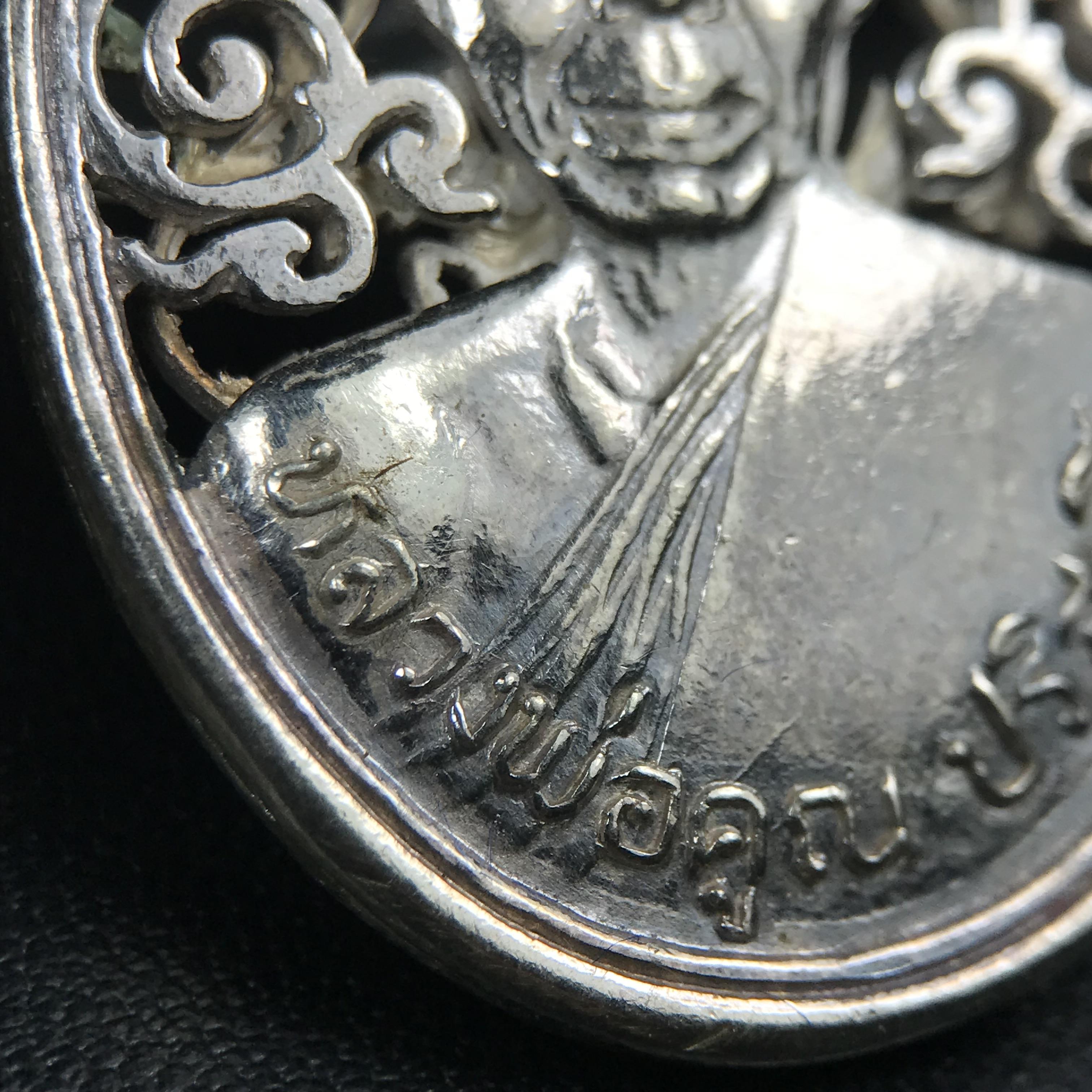 เหรียญหลวงพ่อคูณ ปริสุทโธ วัดบ้านไร่ รุ่น สก. ปี 2536 พิมพ์ลายฉลุ เนื้อเงิน(สวย งดงาม หายาก) งานมหามงคลเฉลิมพระชนมพรรษา 5 รอบ สมเด็จพระบรมราชินีนาถ จัดสร้างโดย กองพลทหารราบที่๒ ทหารเสือราชินี รักษาพระองค์ (พิธีใหญ่ ประวัติชัดเจน อีกหนึ่งรุ่นยอดนิยม)