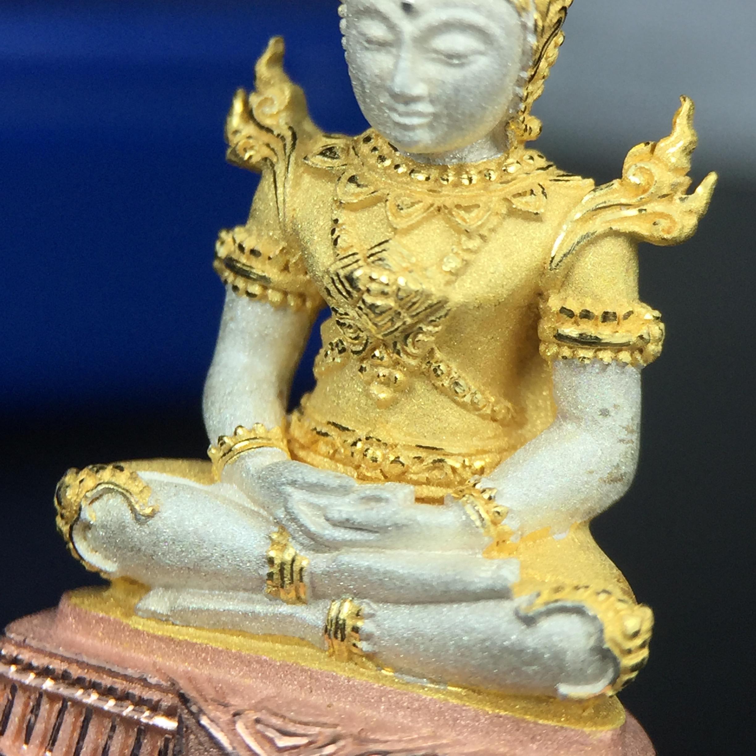 พระแก้วมรกต(จำลอง)ลอยองค์ ขนาดหน้าตัก 1/2 นิ้ว ทรงเครื่องฤดูร้อน เนื้อเงินสามกษัตริย์ ตราสัญลักษณ์ฉลองสิริราชสมบัติ ครบ 60 ปี พ.ศ.2549(สภาพสวย ครบ สมบูรณ์)