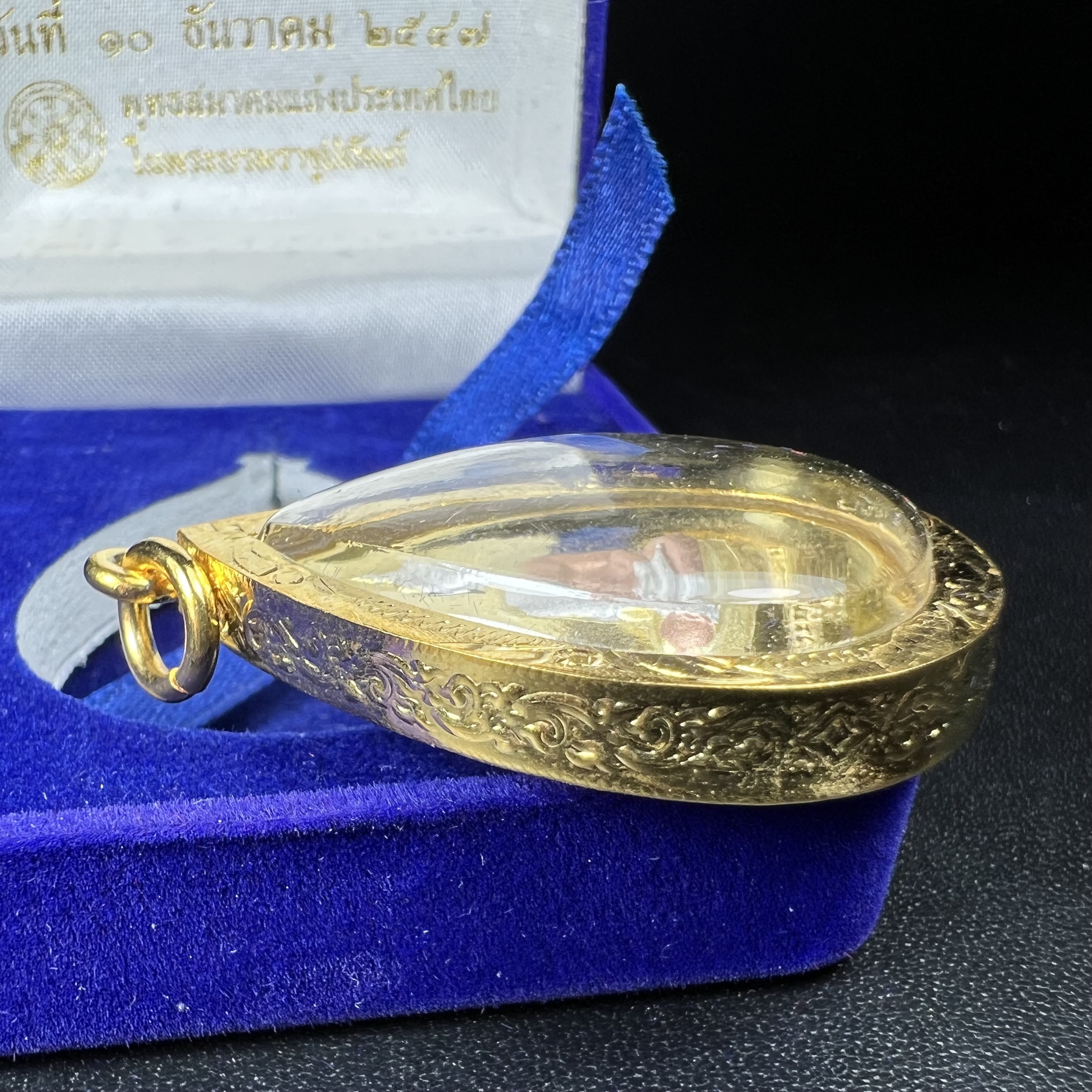 เหรียญพระพุทธสิงหธรรมมงคล ภปร. ปี 2547 ทรงหยดน้ำ ด้านหลังมี ภ.ป.ร. (ชนวนเก่า)เนื้อโลหะผสม ชุบทองสามกษัตริย์ สูง 3.3ซม.พิธีใหญ่ มวลสารดี ปลุกเสกวัดพระแก้ว(งานเลี่ยมกรอบเดิมจากผู้จัดสร้างห่อหุ้มด้วยทองนพเกล้า)