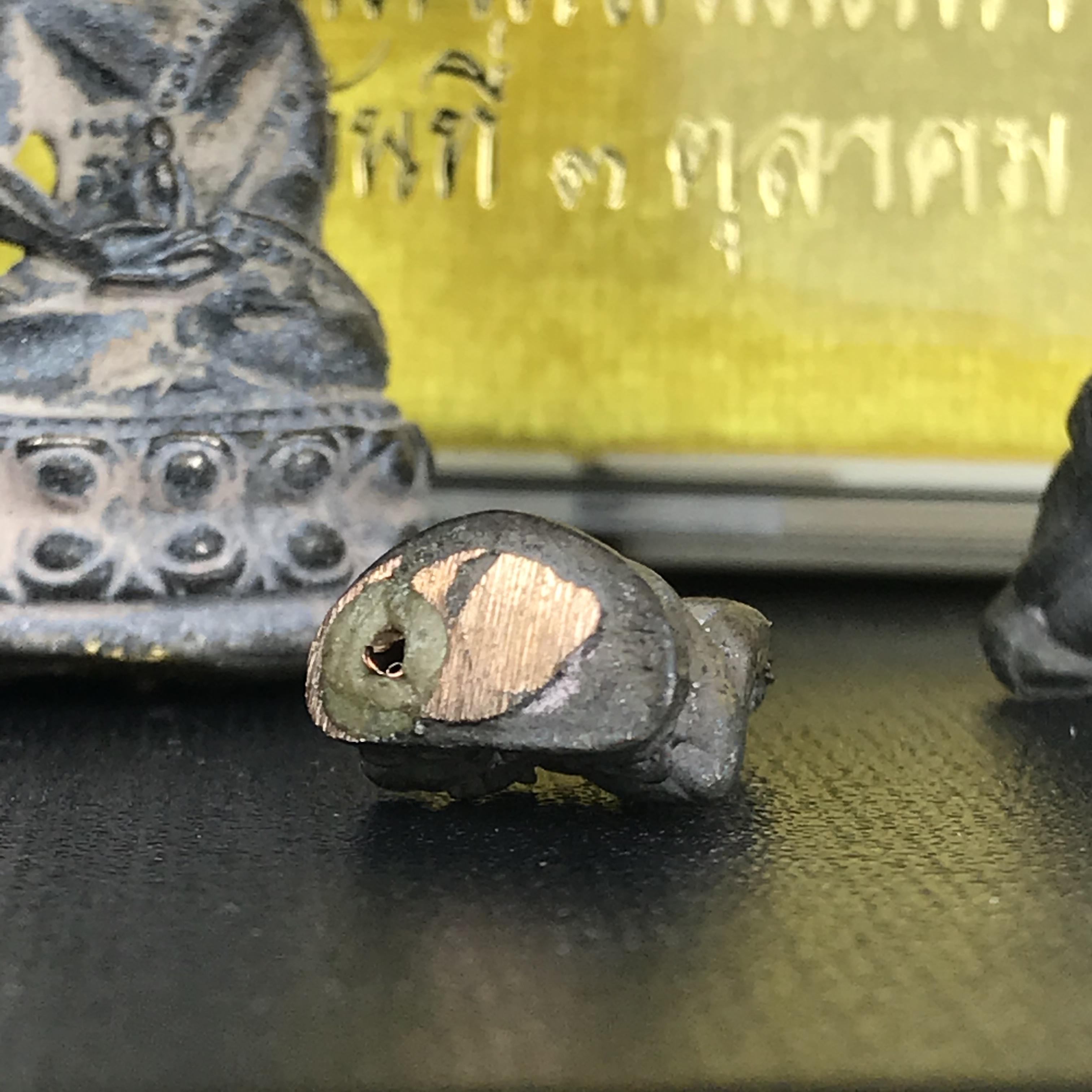 พระกริ่งชินบัญชรฉลองพระชันษา 100 ปี สมเด็จพระญาณสังวร วัดบวรนิเวศวิหาร ปี 2556 ชุดนำฤกษ์เนื้อนวโลหะแก่ทองคำ ก้นอุดผงสมเด็จพระสังฆราช (1 ใน 356 ชุด) พิธีใหญ่ มวลสารเด่น นิยมและหายากมากในปัจจุบัน