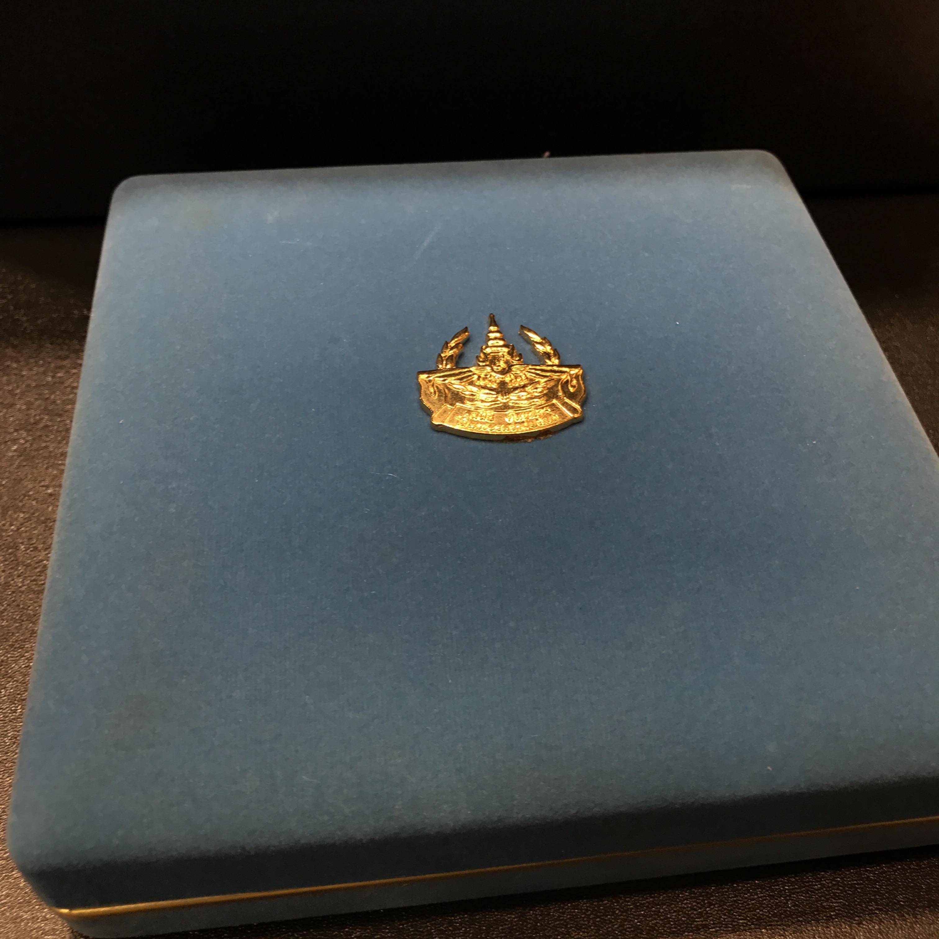 ชุดเหรียญพระบรมรูปคุ้มเกล้าฯมหามงคล ชุดพิเศษกรรมการ(ในหลวงรัชการที่9 เสด็จเททอง)