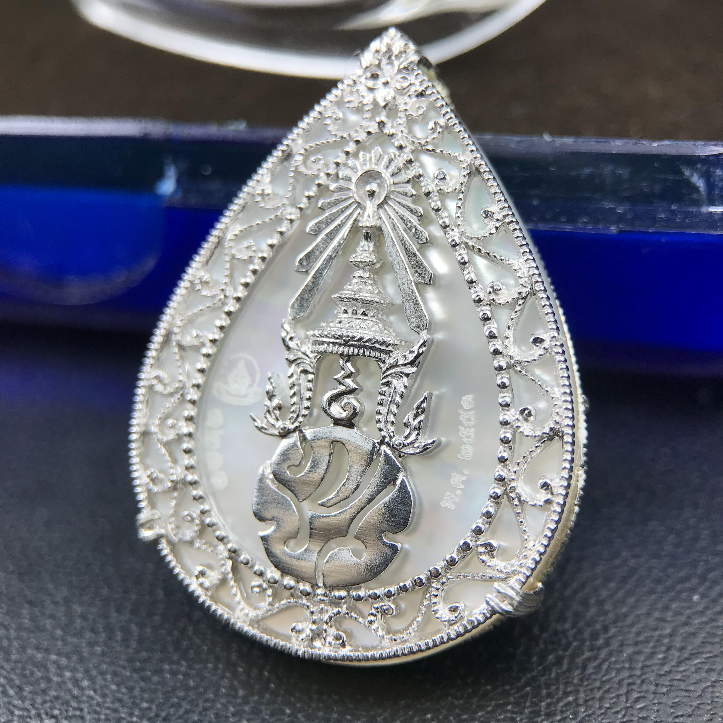 เหรียญพระพุทธชินราช ภปร. โครงการ เพราะแผ่นดินนี้คือแผ่นดินเกิด ปี 2551 รูปหยดน้ำ เนื้อเงินชุบทองคำขาว(ล้อมด้วยกรอบเงินชุบทองคำขาวสลักเสลาเป็นลวดลายละเอียดอ่อน ส่วนพื้นองค์พระเป็นเปลือกหอยมุขสวยงดงาม )(ขนาด 21 x 29 มม.) (สวยงามหายาก)1ใน5000องค์