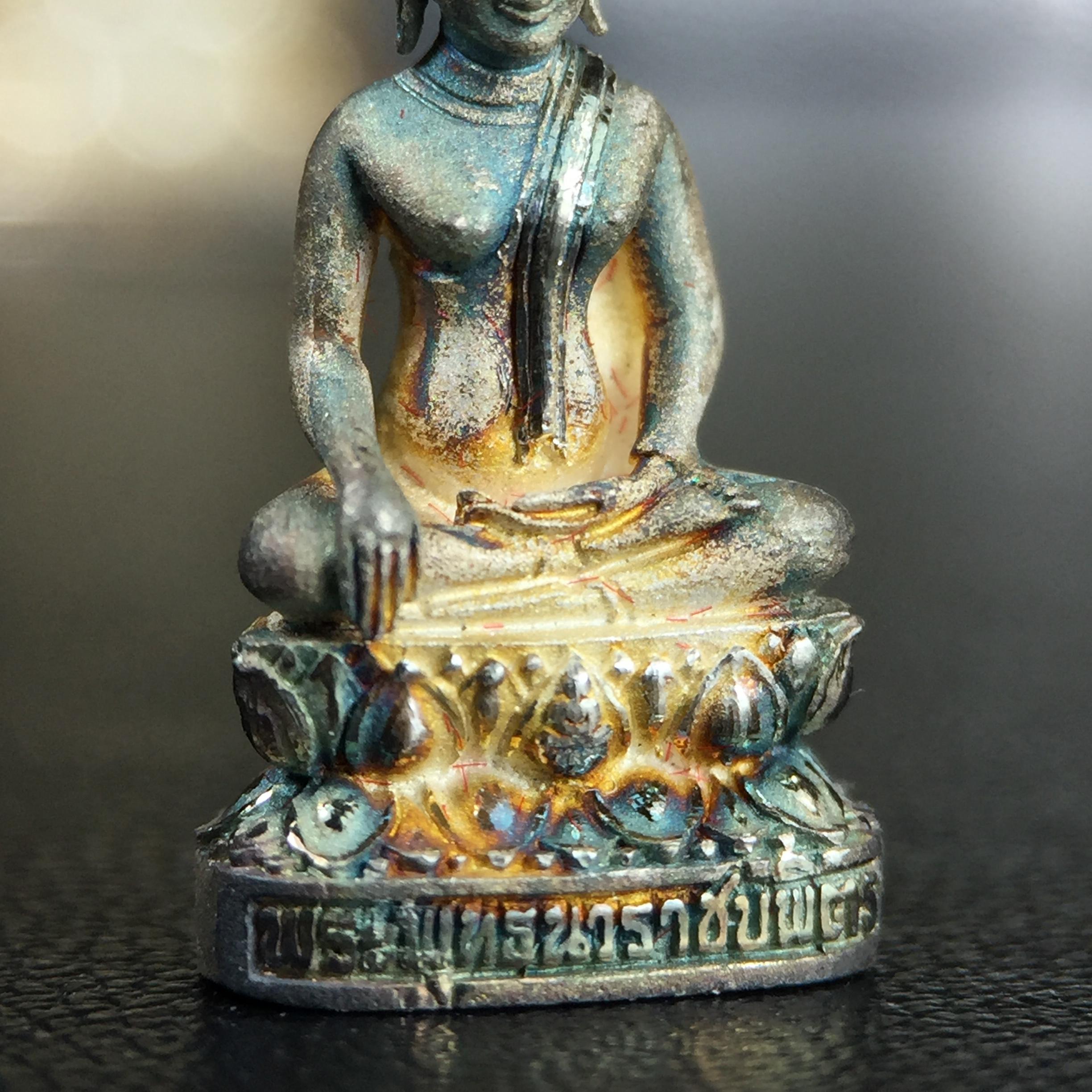 พระกริ่ง+พระชัยวัฒน์พระพุทธนวราชบพิตร ครองสิริราชสมบัติครบ 50 ปี พ.ศ.2540 เนื้อเงินผิวเดิมๆขึ้นสีรุ้งธรรมชาติแบบนิยม(หายาก)(สีสันที่ธรรมชาติสรรค์สร้าง)พร้อมกล่องบรรจุเดิมครบ(1ชุด 2 องค์)1 ใน 9500 ชุด