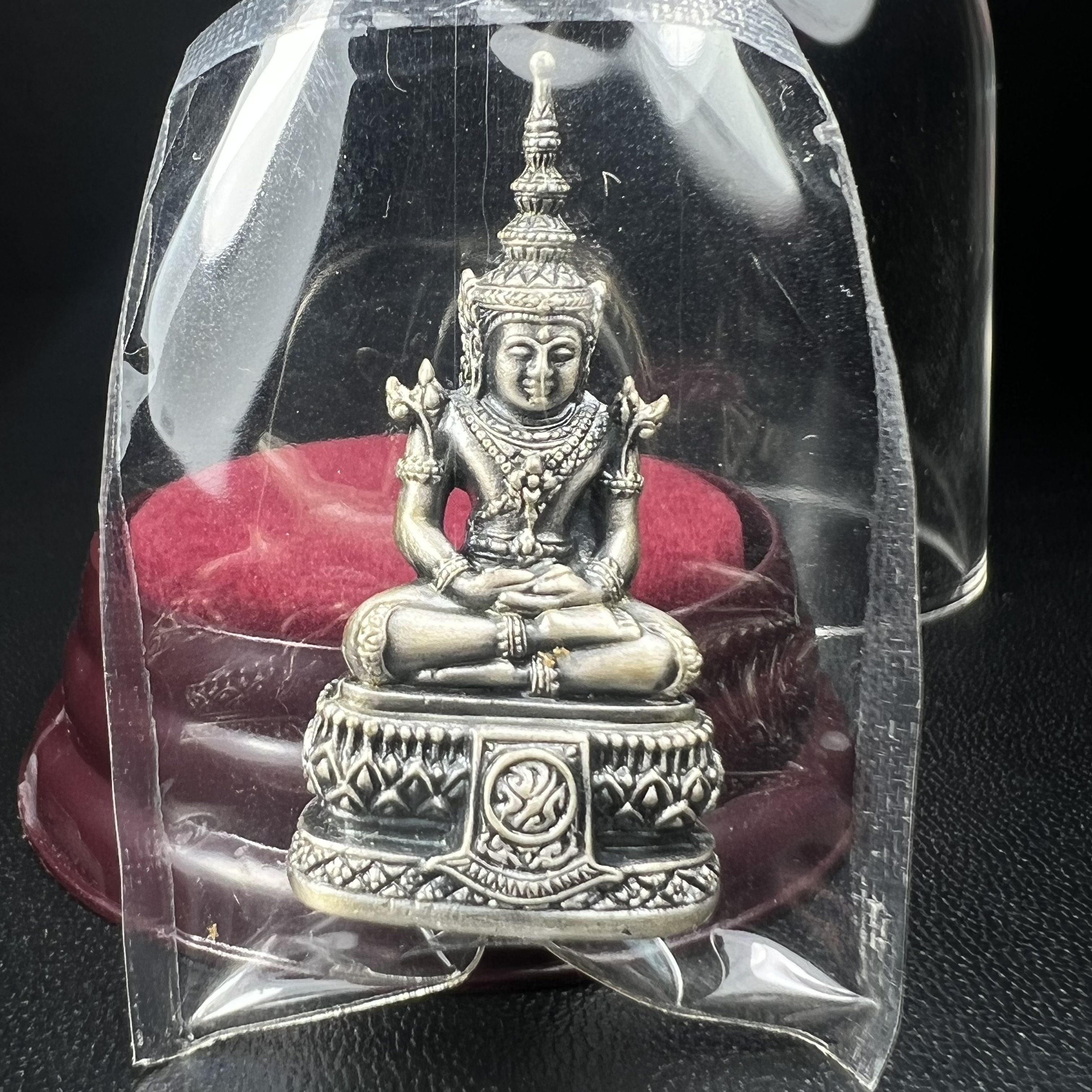 พระแก้วมรกต ภปร.(รุ่นแรก) ปี2545 รุ่นฉลองกรุงรัตนโกสินทร์ครบ 220 ปี พิมพ์ลอยองค์ใหญ่ เนื้ออัลปาก้า ชุบเงินลงดำ ขนาด 19*35 มม. พร้อมครอบตั้งโชว์เดิม องค์พระซีนซองเดิม สวยครบสมบูรณ์