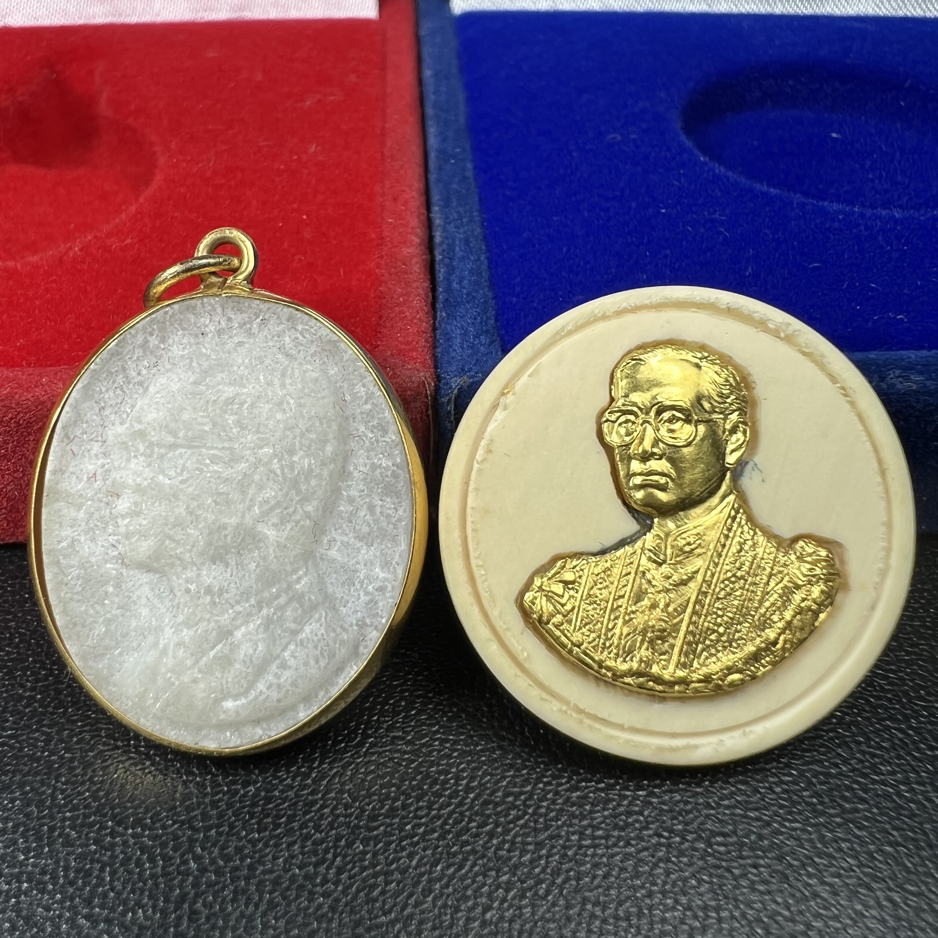 พระบรมฉายาลักษณ์ ร.9 เหรียญหยกรูปไข่เลี่ยมทองคำแท้(งานเลี่ยมเดิมจากผู้จัดสร้าง)+พระบรมฉายาลักษณ์ เหรียญคชสารหมื่นปี ร.9 หน้ากากทองคำ เฉลิมพระเกียรติ 72 พรรษา ภูมิพลมหาราช ปี 2542(1ชุด2องค์)(อีกหนึ่งวัตถุมงคลที่ระลึกของพระองค์ท่านที่พบเจอหายากมากในปัจุบัน)