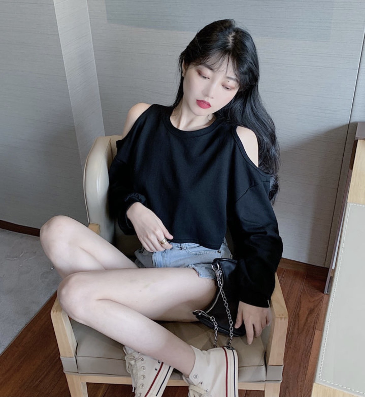 ไหล่เว้าสเวตเตอร์