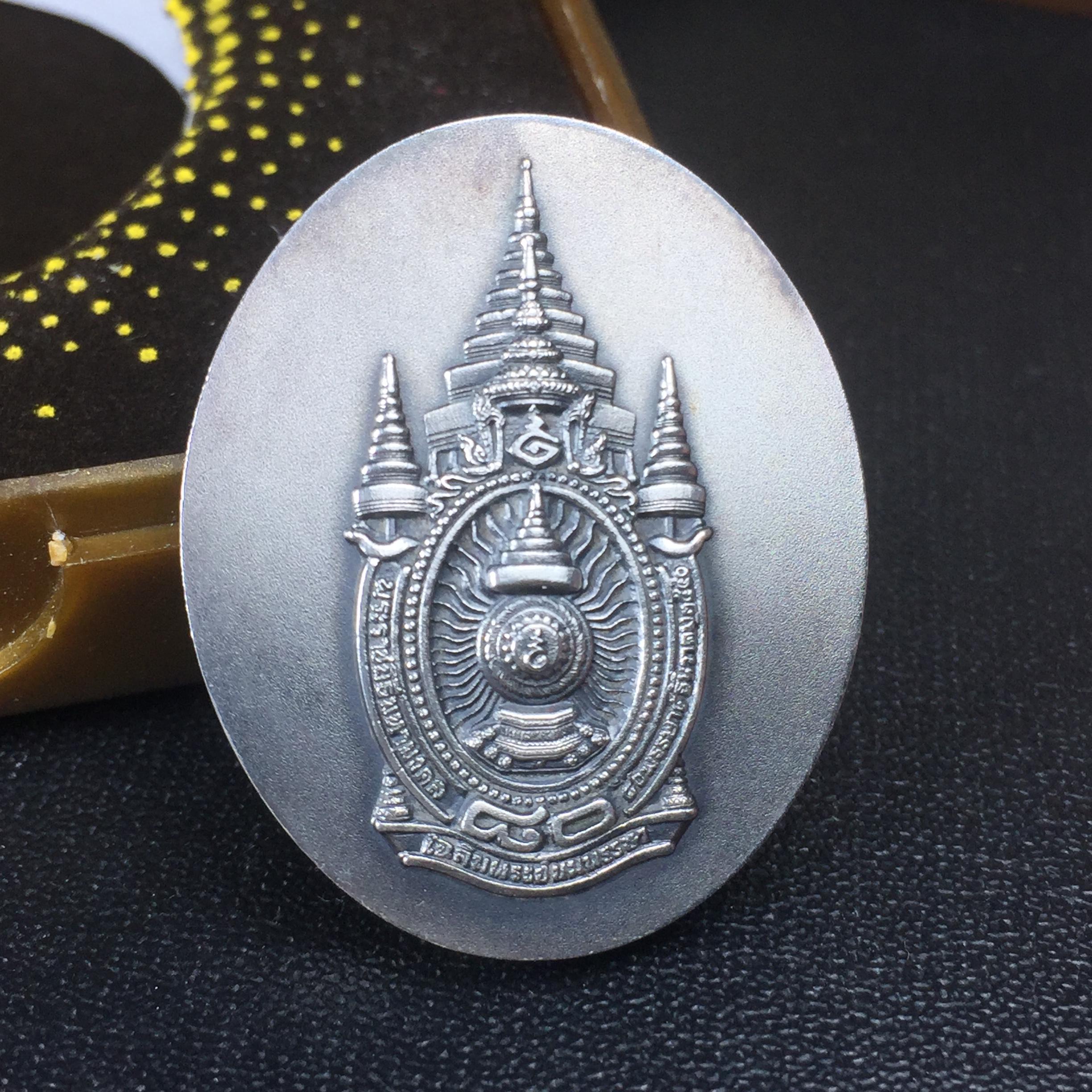 เหรียญรูปหล่อพระบาทสมเด็จพระเจ้าอยู่หัว ในหลวงทรงงาน “รุ่นเย็นศิระเพราะพระบริบาล 80พรรษา มหากษัตริย์คู่แผ่นดินสยาม” พ.ศ.2550 เนื้อเงินรมดำ(ขนาด 27*35 มม.) พร้อมกล่องบรรจุเดิมครบ