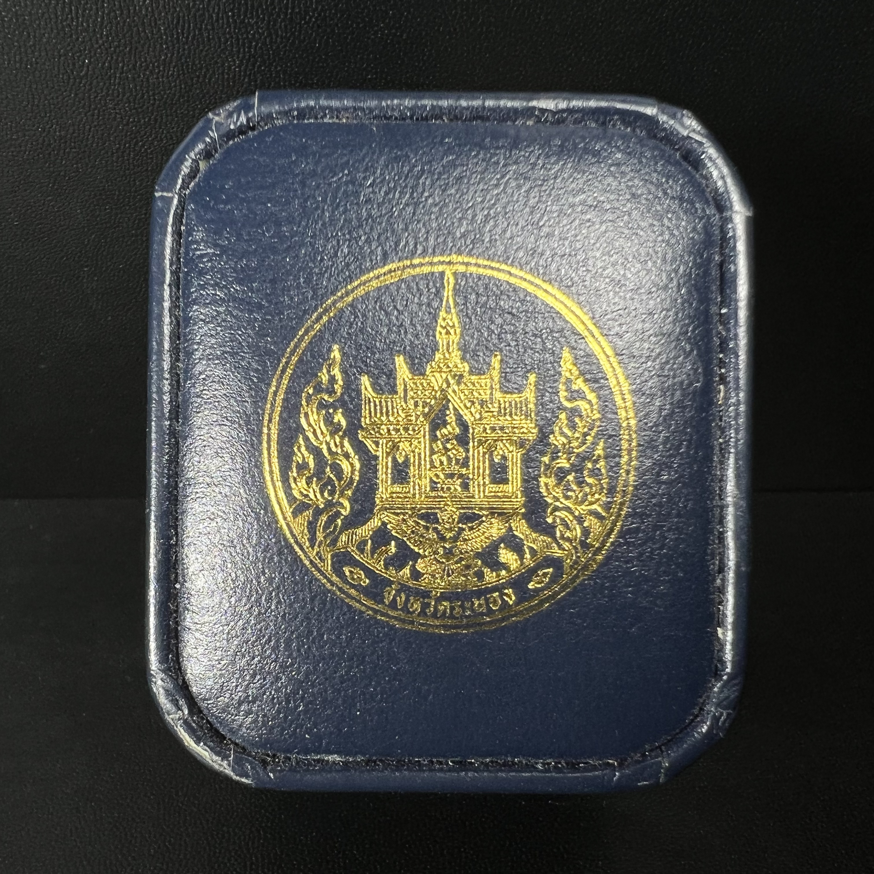 รูปหล่อลอยองค์พระโพธิสัตว์กวนอิม ทรงประทับมังกร จ.ระนอง เนื้อเงิน พิมพ์ใหญ่(สภาพผิว สวยงดงาม ทรงคุณค่า) เฉลิมฉลองในวโรกาสที่พระบาทสมเด็จพระเจ้าอยู่หัวทรงครองสิริราชสมบัติครบ 50 ปี จ.ระนอง พ.ศ.2539