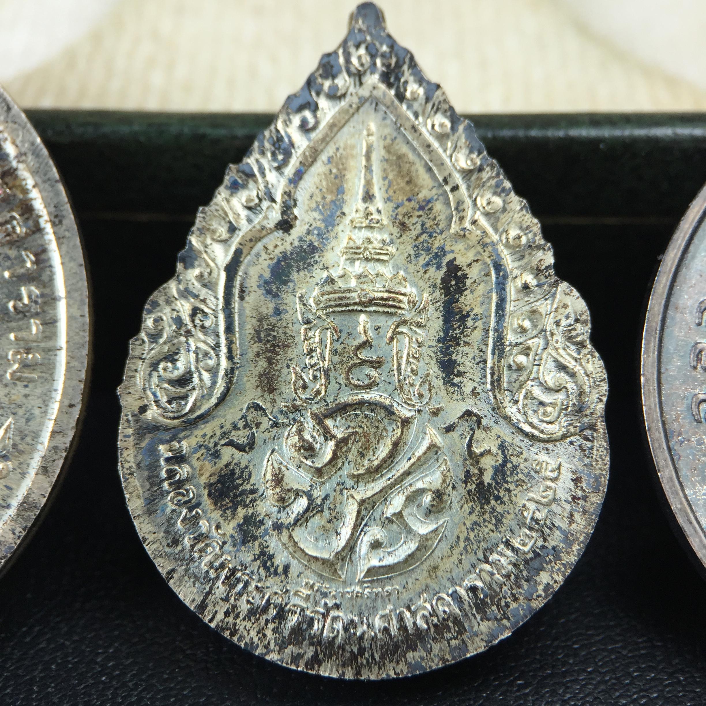 เหรียญพระแก้วมรกตหลัง ภปร. ฉลองกรุงรัตนโกสินทร์ครบ 200 ปี พ.ศ.2525 เนื้อเงิน(ผิวเดิม สวย)กล่องบรรจุเดิมครบ3พิมพ์(บล็อกพระราชศรัธา)(ในหลวงรัชกาลที่9 เสด็จในพิธี)ชอบเก็บแบบผิวเดิมๆชุดนี้เลยแนะนำ ผิวเดิมสวยมาก เสน่ห์พระเนื้อเงิน