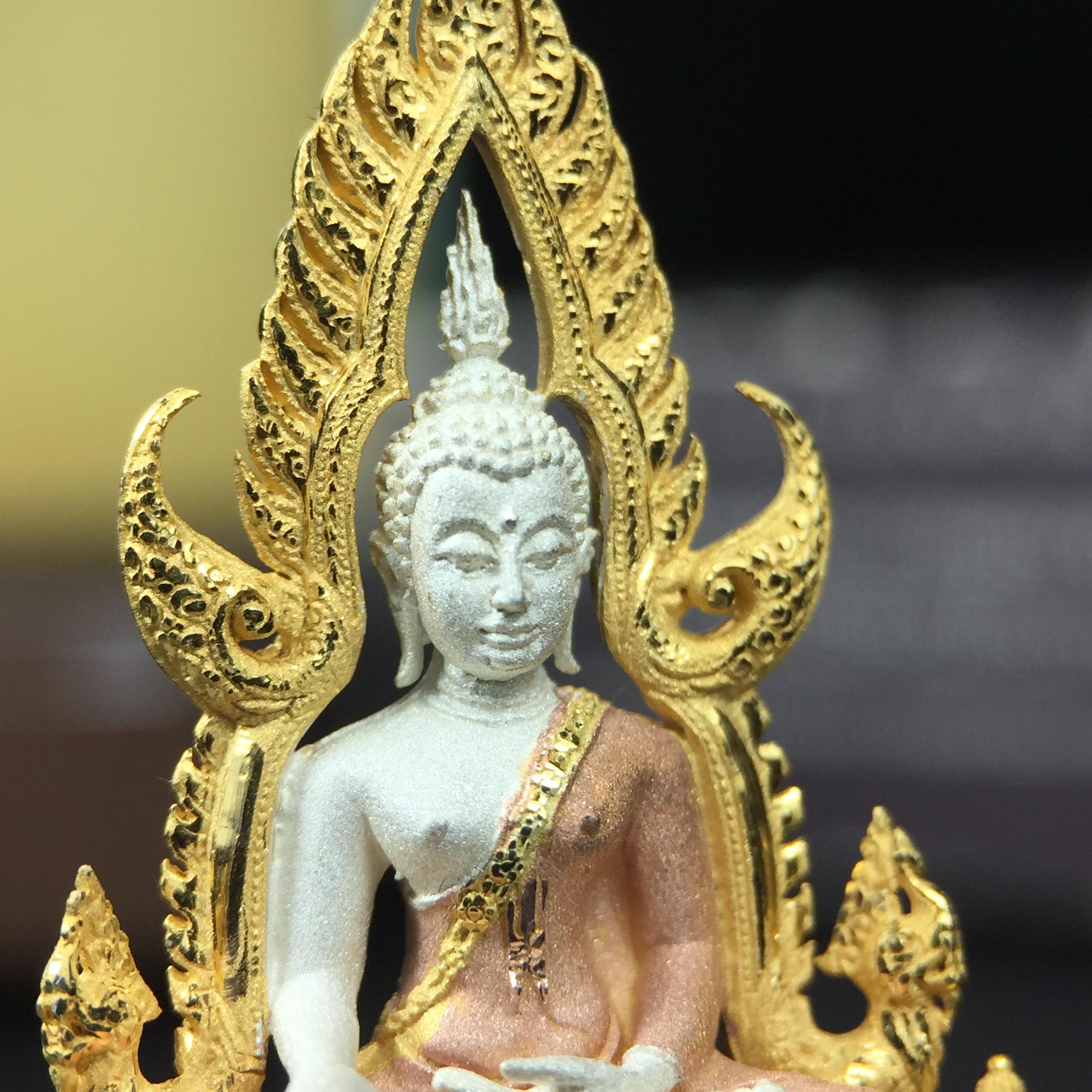 พระพุทธชินราช ภปร. โครงการ "เพราะแผ่นดินนี้ คือ แผ่นดินเกิด" ปี2548(รุ่นแรก) ลอยองค์ หน้าตัก 1/2 นิ้ว เนื้อเงินสามกษัตริย์ พุทธศิลป์งดงามทรงคุณค่า รุ่นยอดนิยม