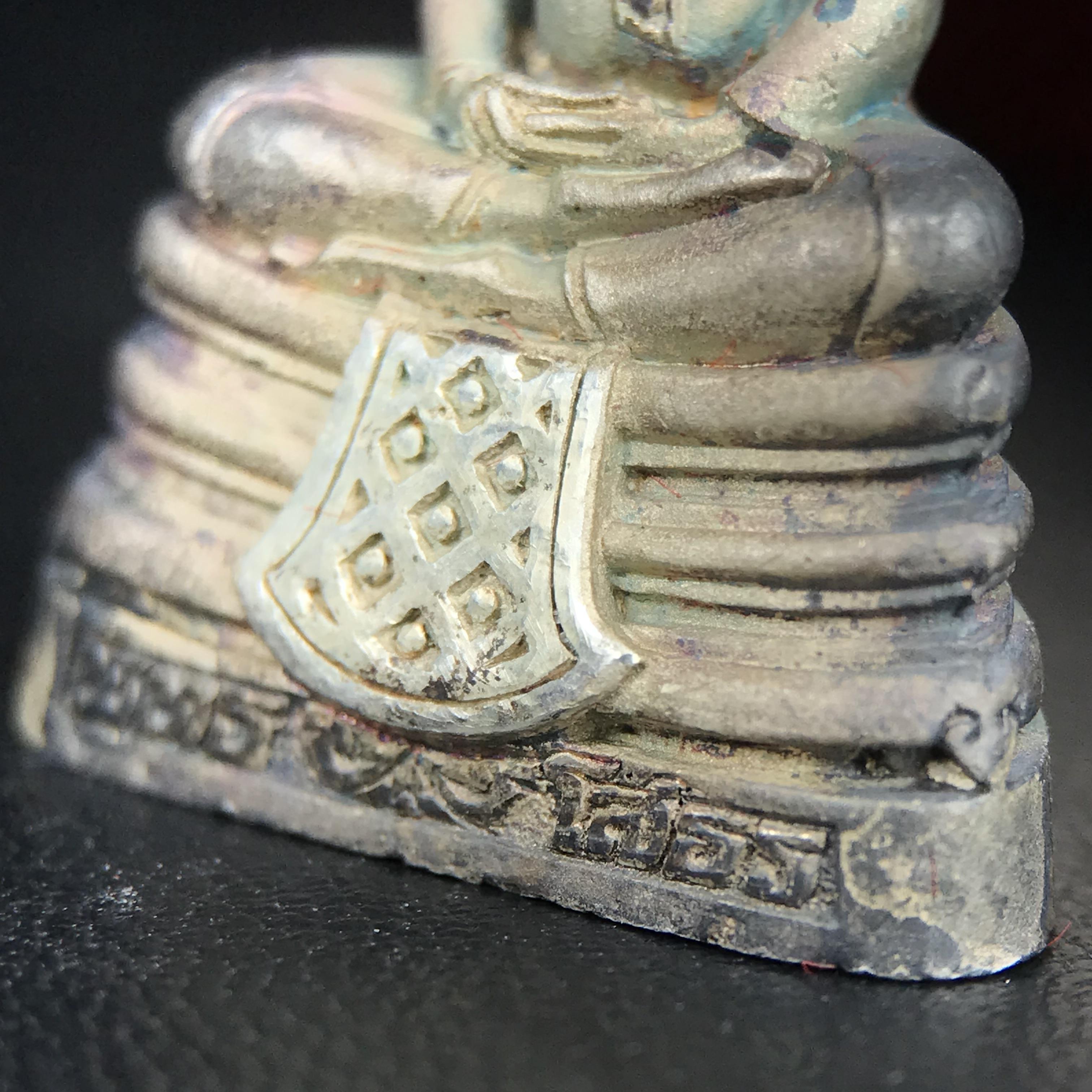 พระพุทธโสธร(หลวงพ่อโสธร) รุ่นสร้างอุโบสถ ปี2539 เนื้อเงินทรายนวลขัดเงาบางส่วน ลอยองค์พิมพ์ใหญ่ สภาพสวยกล่องบรรจุเดิมครบสมบูรณ์(งานแพรนด้า จิวเวลรี่)สวยงดงาม(เนื้อเงินผิวเดิมรุ้งสวยสวย องค์หมายเลขสวย ๒๒๒๒๕)