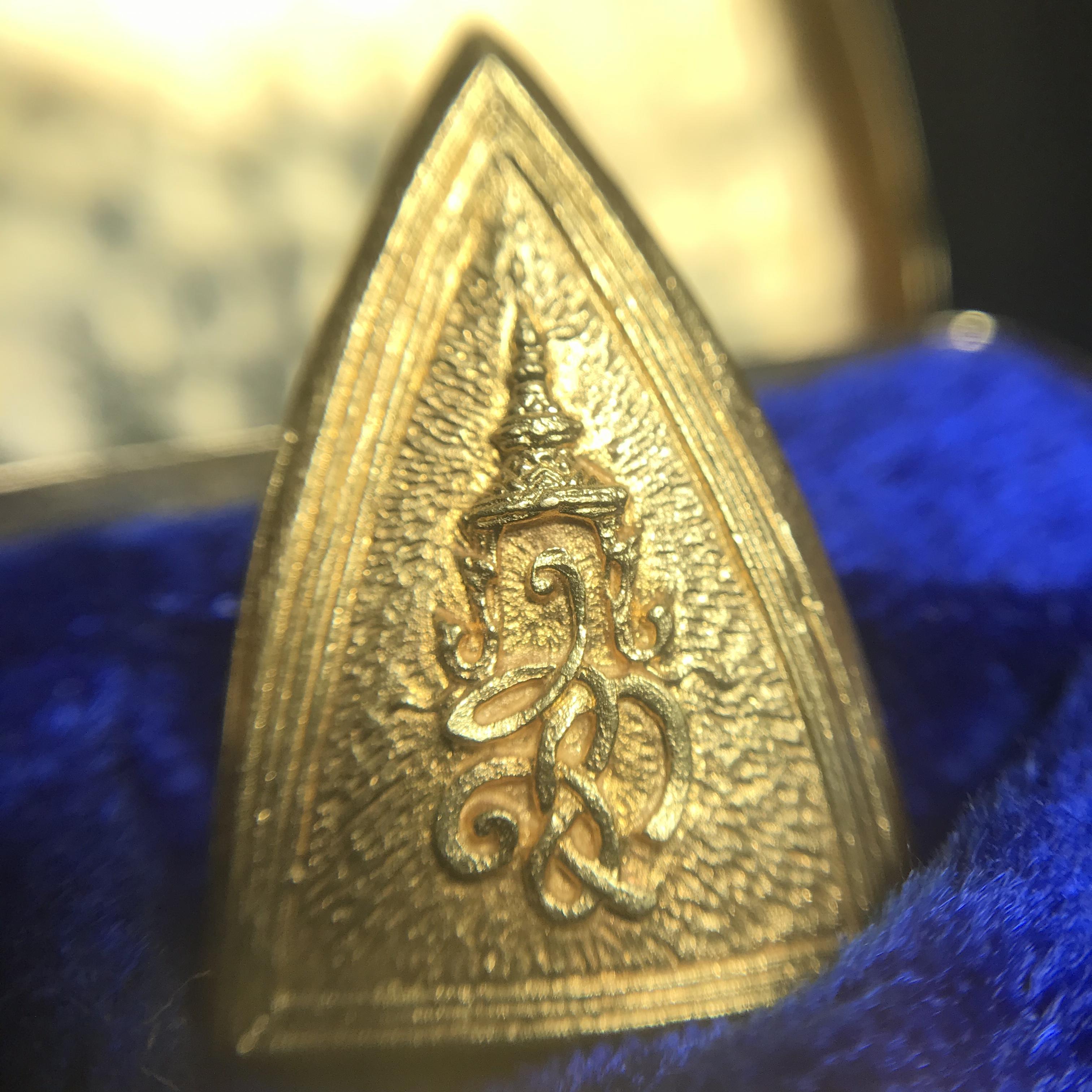 พระสมเด็จนางพญา ส.ก. ปี2535 เนื้อทองคำ พิมพ์ใหญ่ 5รอบพระราชินี หลวงปู่โต๊ะปลุกเสก(ในหลวงและพระราชินีเสด็จในพิธี) พร้อมกล่องบรรจุเดิม(นิยม)