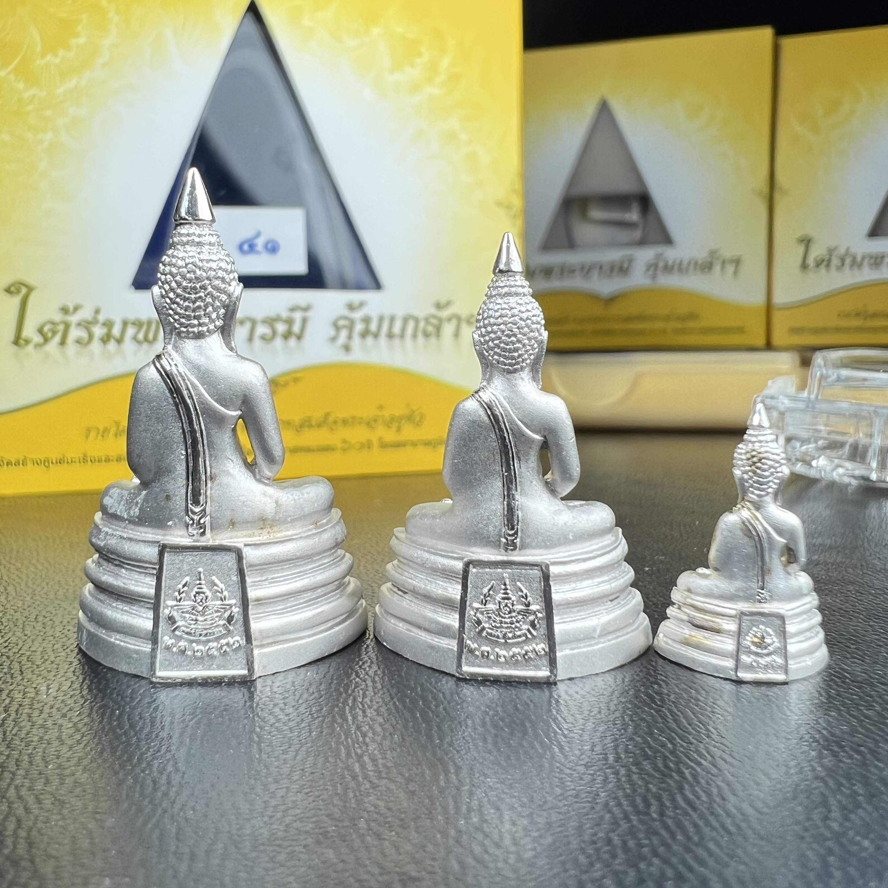 พระพุทธโสธร คุ้มเกล้าฯ ภปร.(ใต้ร่มพระบารมี คุ้มเกล้า) 60ปี รพ.ภูมิพลฯ พ.ศ.2552 เนื้อเงิน ชุบทองคำขาว(ลอยองค์พิมพ์ ใหญ่+กลาง+เล็ก)(1ชุด 3 พิมพ์ ครบทุกแบบที่จัดสร้าง)1 ใน 5000 ชุด ครบชุดหายาก