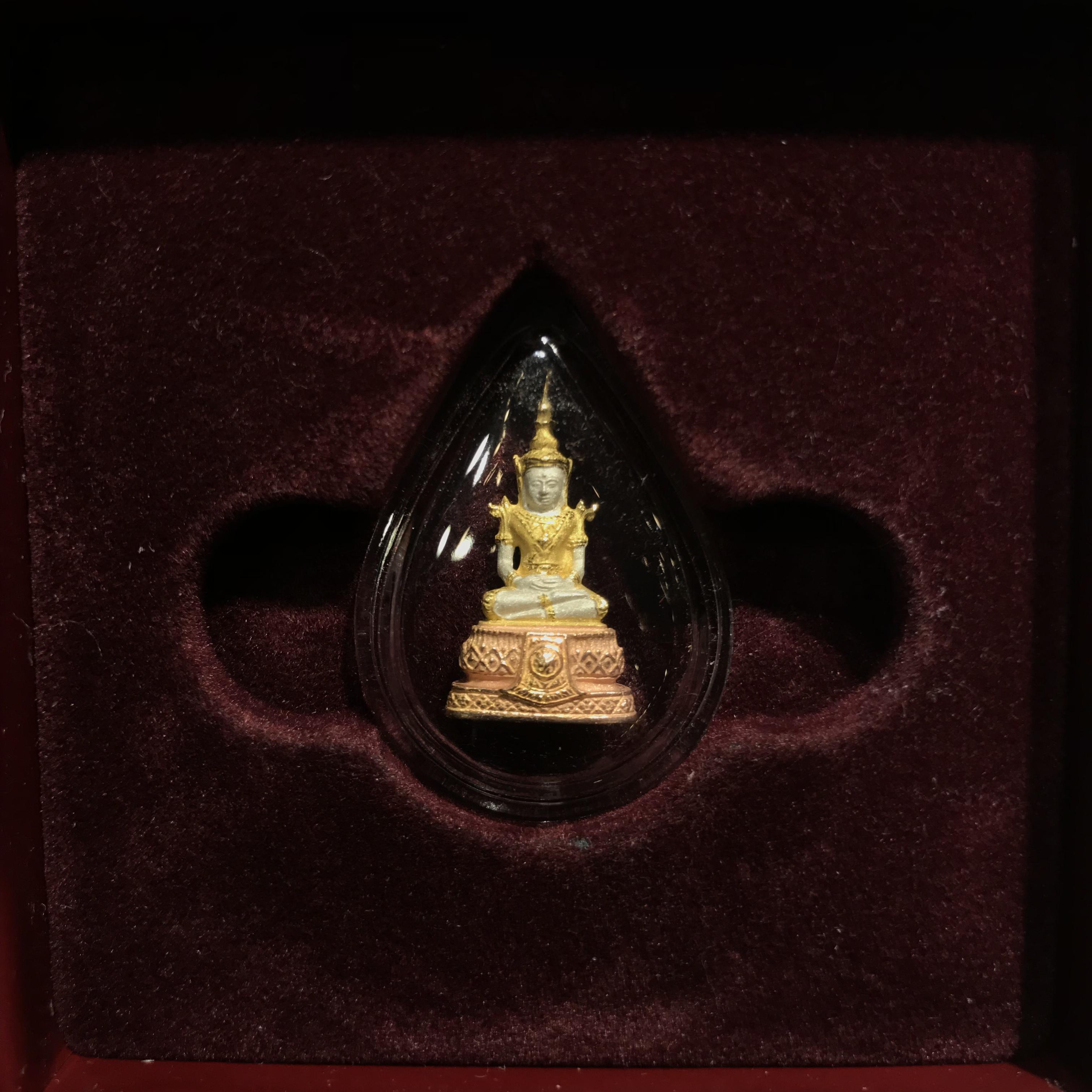 รูปหล่อลอยองค์ พระแก้วมรกต ภปร(รุ่นแรก) ปี2545 รุ่นฉลองกรุงรัตนโกสินทร์ครบ 220 ปี เนื้อเงินสามกษัตริย์ พิมพ์เล็ก