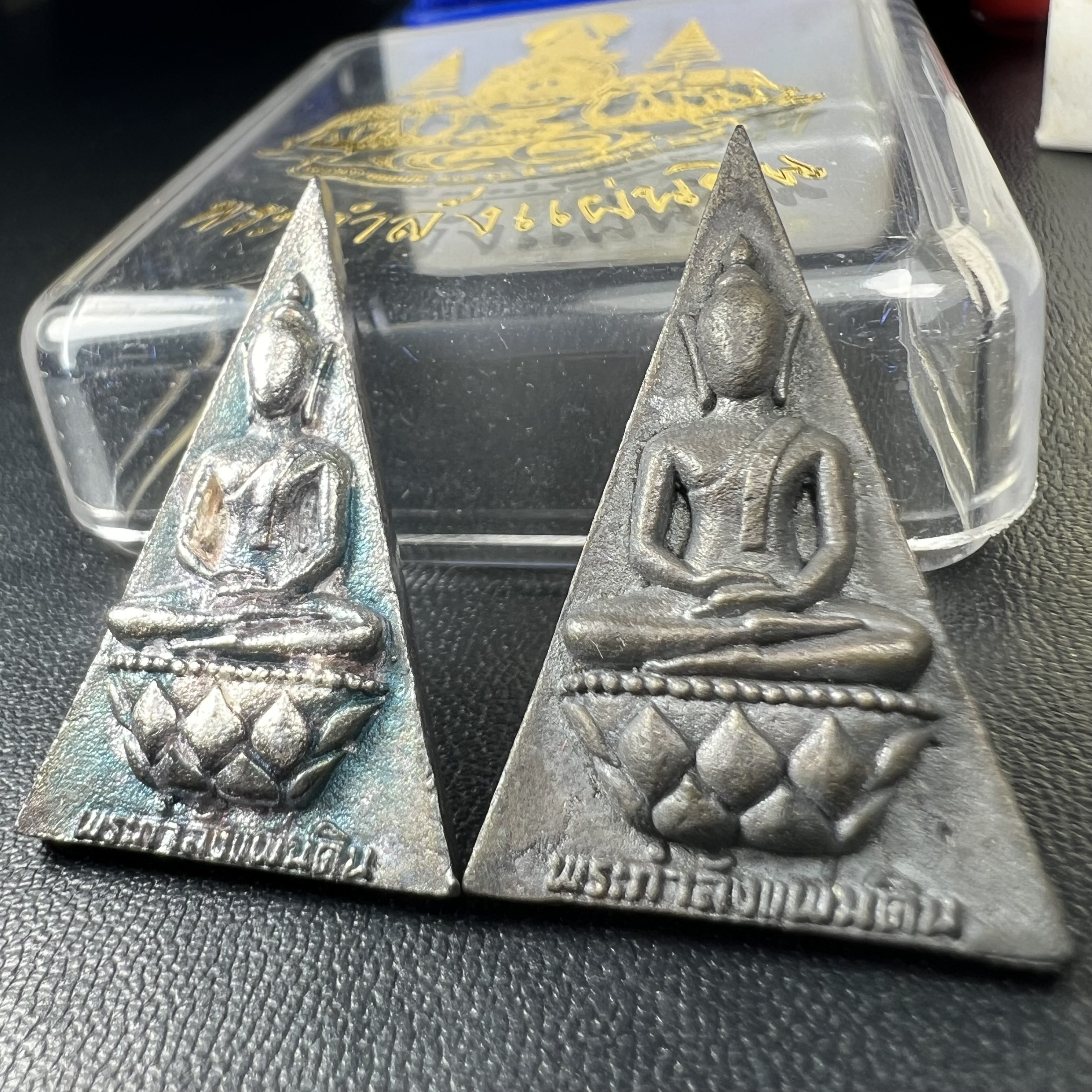 พระกำลังแผ่นดิน (สมเด็จจิตรลดา2) จัดสร้างเฉลิมพระเกียรติ ร.9 ครองราชย์ 50 ปี 2539 เนื้อเงิน(ผิวเดิมกลับดำ รุ้งๆสวย)+เนื้อนวโลหะ(สร้างน้อยหายาก)พร้อมกล่องบรรจุเดิมครบสมบูรณ์(1ใน2539องค์)