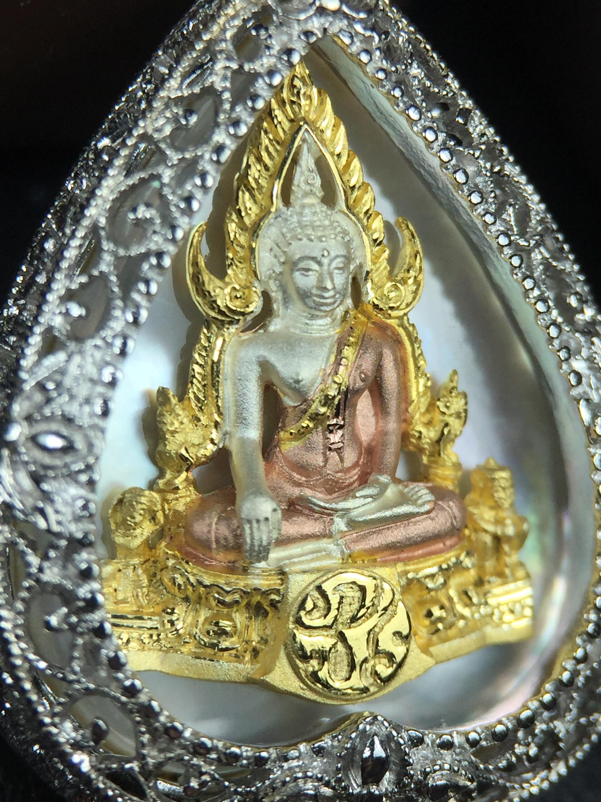 พระพุทธชินราช ภปร. โครงการ "เพราะแผ่นดินนี้ คือ แผ่นดินเกิด" ปี2548(รุ่นแรก) เหรียญทรงใบโพธิ์ ขนาด 21 x 29 มม. เนื้อเงินสามกษัตริย์ องค์พระชุบสามกษัตริย์ ล้อมด้วยกรอบเงินชุบทองคำขาวสลักเสลาเป็นลวดลายละเอียดอ่อน ส่วนพื้นองค์พระเป็นเปลือกหอยมุข