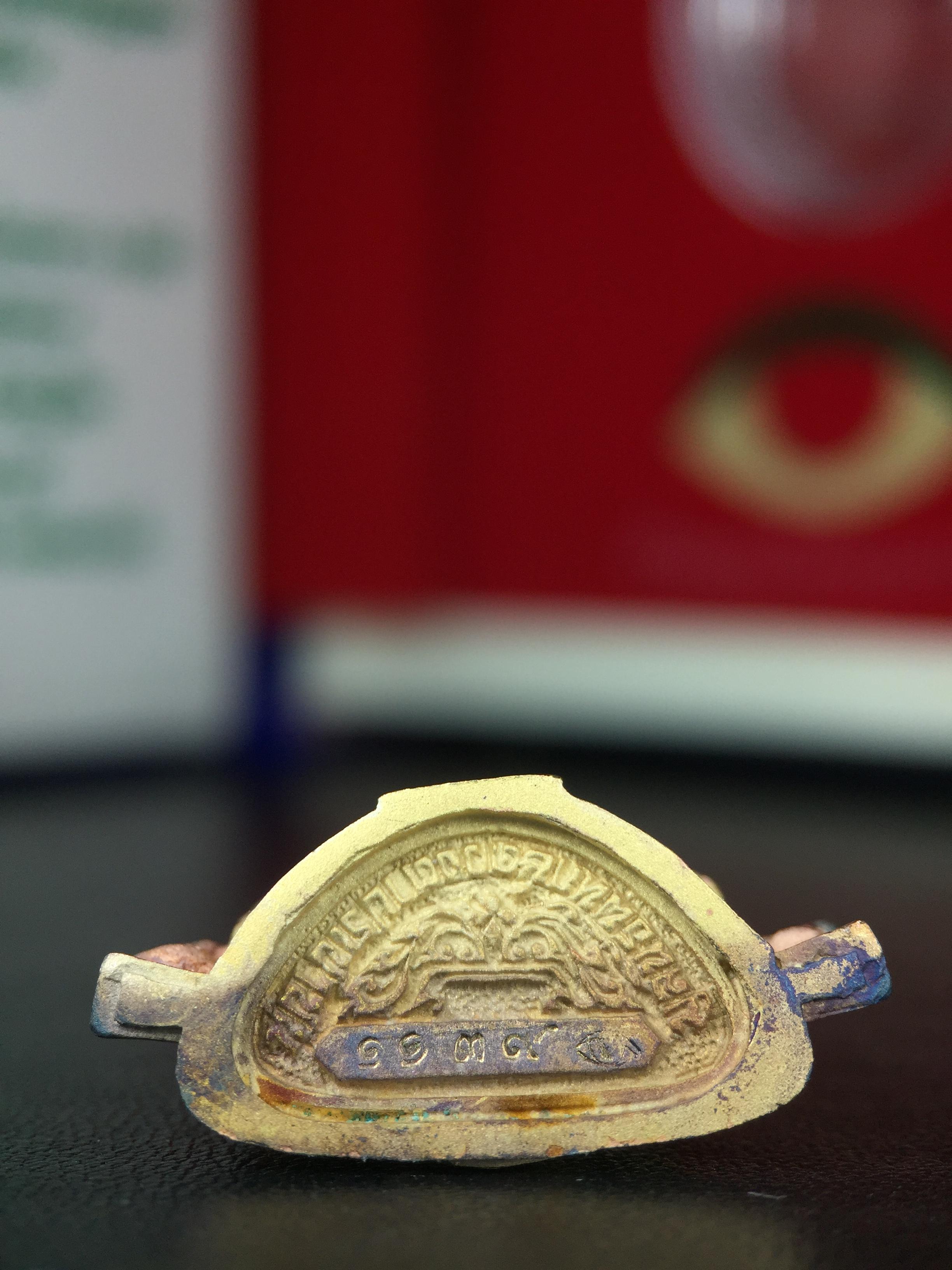 พระพุทธชินราช ภปร. ในวโรกาสพระราชพิธีมหามงคล เฉลิมพระชนมายุ6รอบ 5ธันวาคม2542 มูลนิธิพิทักษ์ดวงตาประชาชน จัดสร้าง เนื้อเงินบริสุทธิ์ 99.9% แบบสามกษัตริย์ขัดเงาบางส่วน พิมพ์ใหญ่ ขนาดสูง 3.4 ซม. พร้อมกล่องบรรจุเดิม