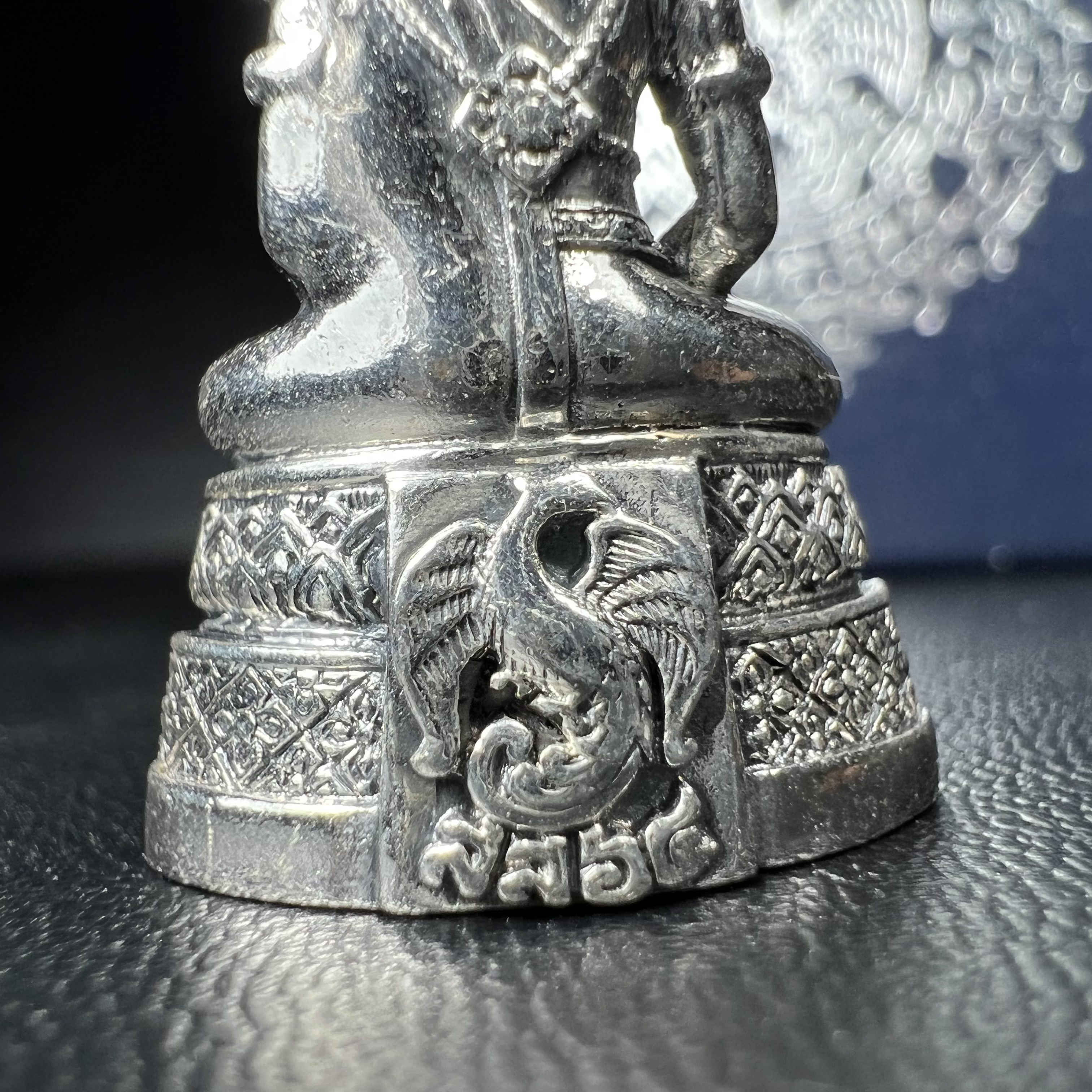 พระแก้วมรกต กรมสรรพสามิตจัดสร้างขึ้นเนื่องในโอกาสครบรอบ 64 ปีของกรมสรรพสามิต และเนื่องในวโรกาสที่พระบาทสมเด็จพระเจ้าอยู่หัวทรงครองราชย์ครบ 50 ปีในปีกาญจนาภิเษก เมื่อ พ.ศ.2539 เนื้อเงินรมดำขัดเงาพร้อมกล่องบรรจุเดิม