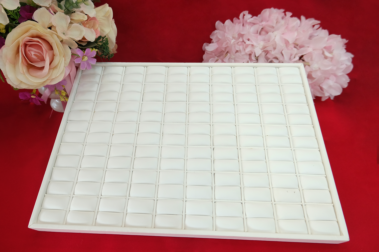 ถาดโชว์แหวน สีขาวหนัง 70ช่อง