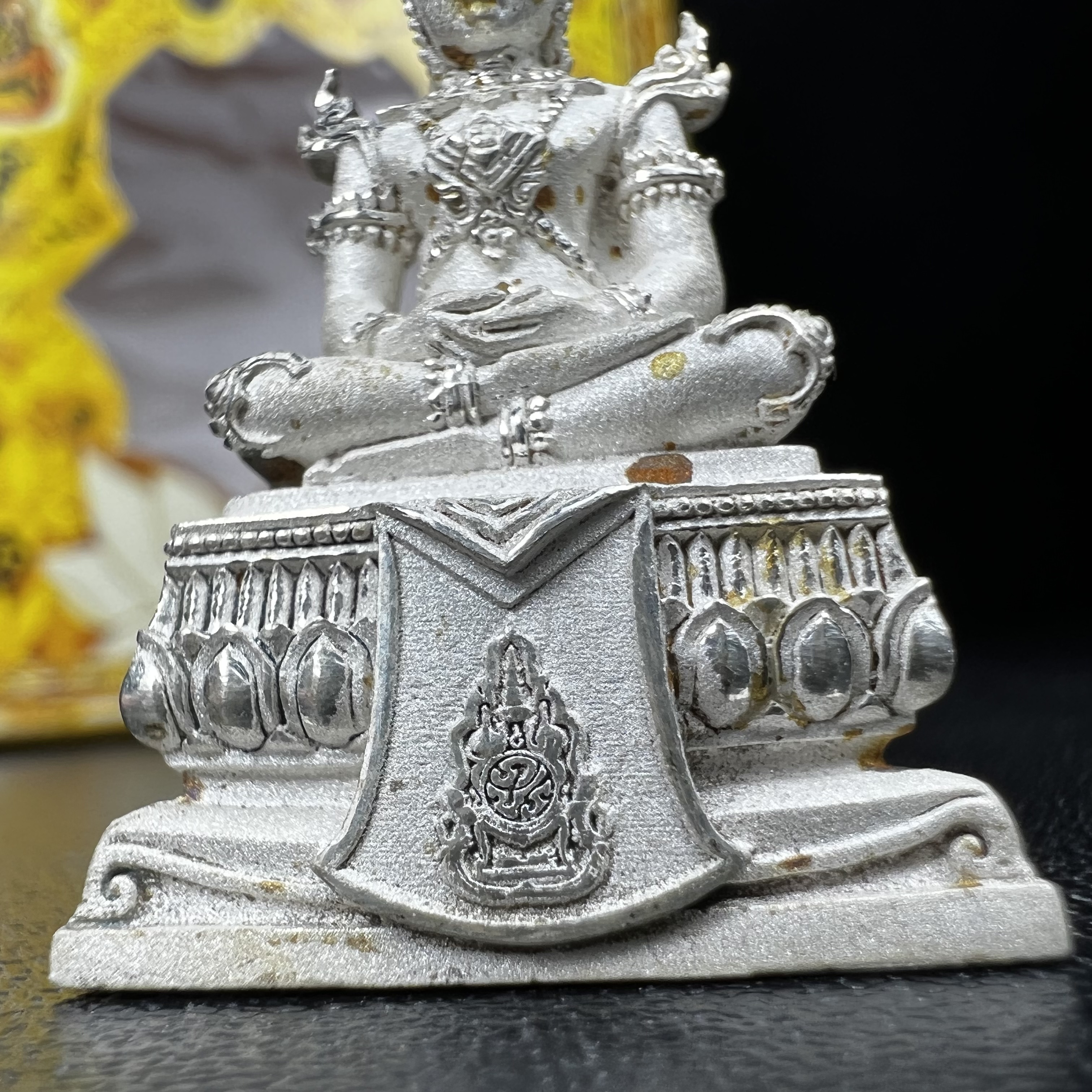 พระแก้วมรกต(จำลอง)ลอยองค์ ขนาดหน้าตัก 1/2 นิ้ว ทรงเครื่องฤดูร้อน เนื้อเงิน ตราสัญลักษณ์ฉลองสิริราชสมบัติ ครบ 60 ปี พ.ศ.2549(สภาพสวย ครบ สมบูรณ์))