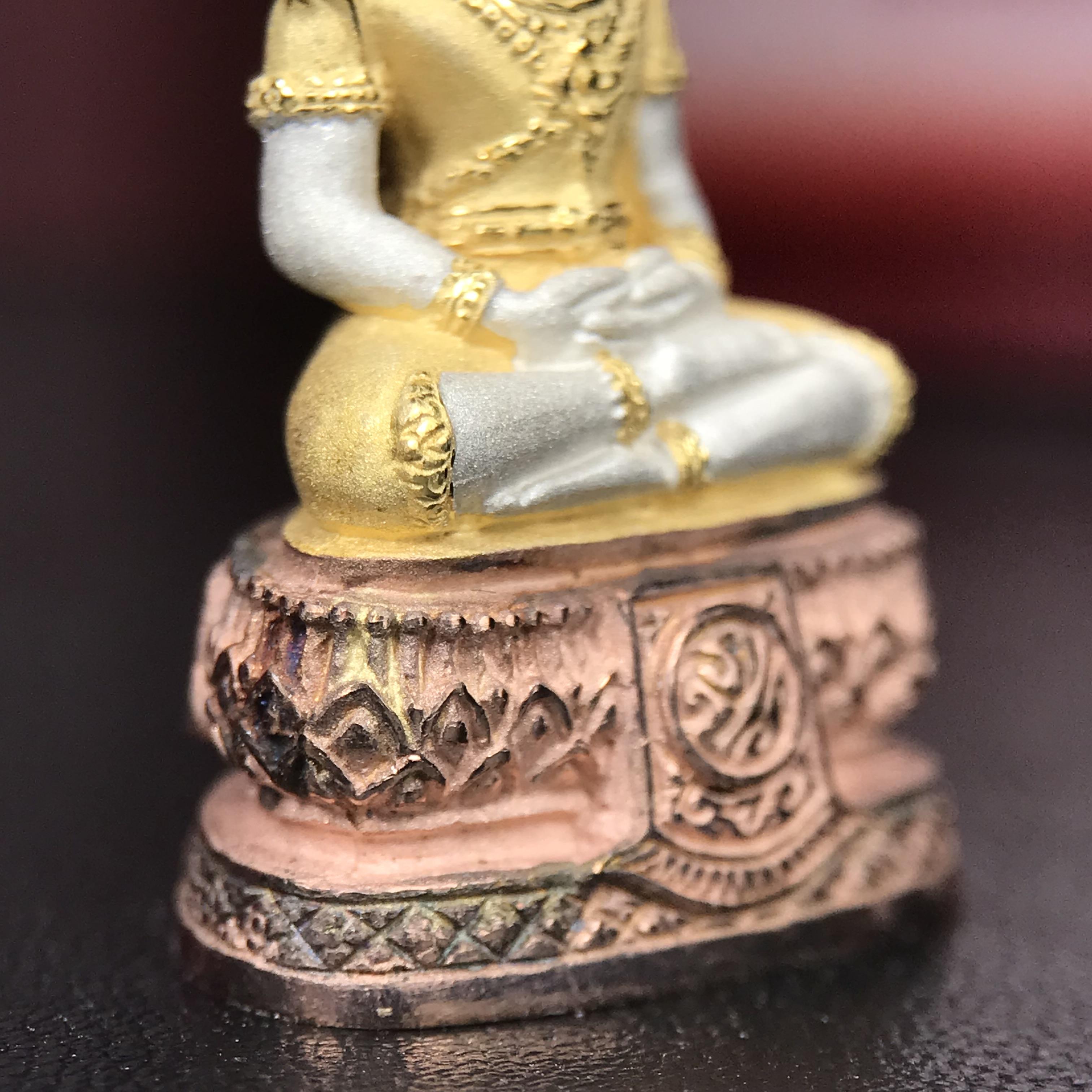 พระแก้วมรกต ภปร.(รุ่นแรก) ปี2545 จัดสร้างในมหาวโรกาส พระบาทสมเด็จพระเจ้าอยู่หัวรัชกาลที่ 9 ครบรอบ 75 พรรษา และฉลองกรุงรัตนโกสินทร์ครบ 220 ปี พิมพ์ลอยองค์ใหญ่ เนื้อเงินบริสุทธิ์ 92.5%(สามกษัตริย์) ขนาด 19*35 มม. พร้อมกล่อง สวยครบสมบูรณ์(องค์หมายเลข ๑๒๑๒)