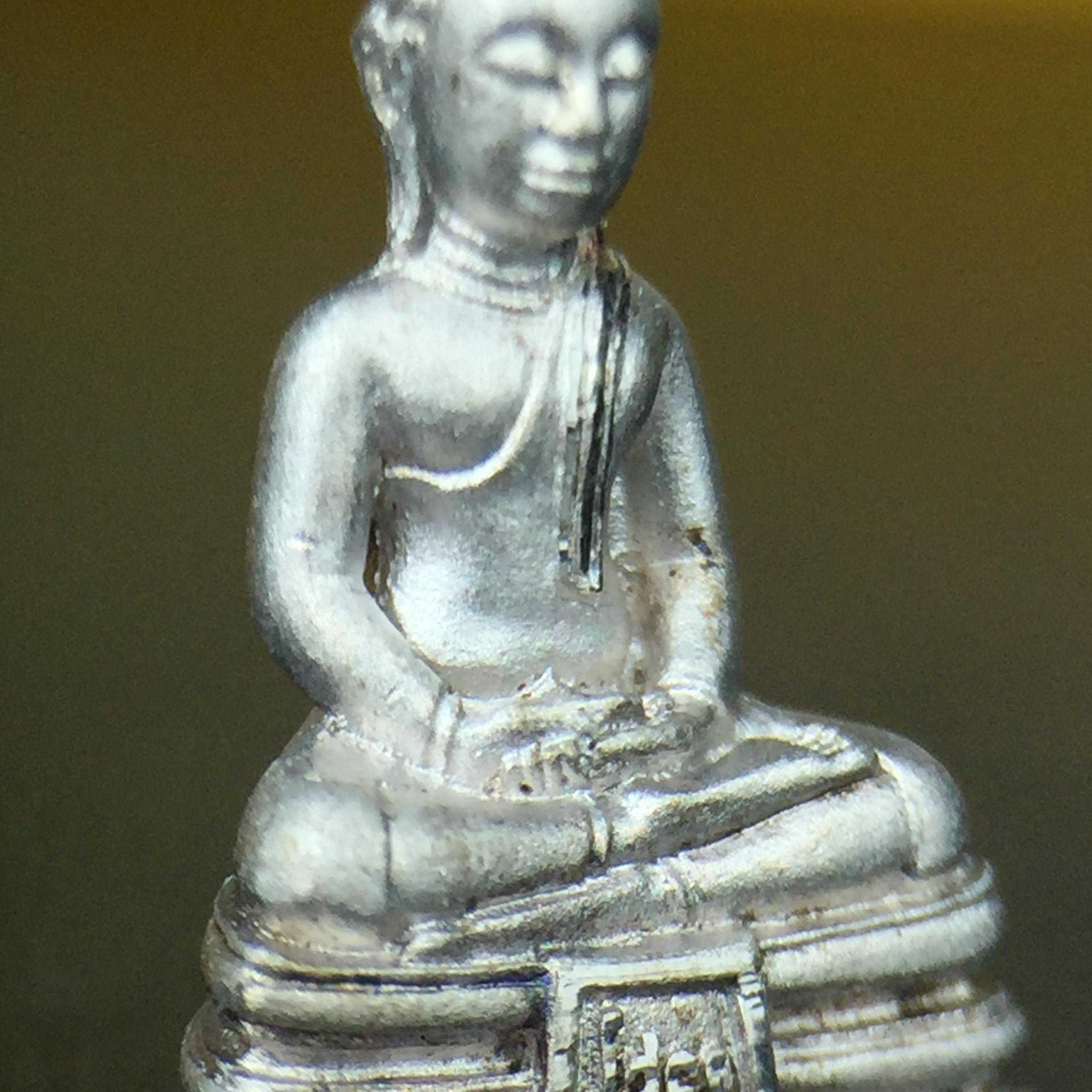 พระพุทธโสธร คุ้มเกล้าฯ ภปร.(ใต้ร่มพระบารมี คุ้มเกล้า) 60ปี รพ.ภูมิพลฯ พ.ศ.2552 เนื้อเงิน ชุบทองคำขาว(ลอยองค์พิมพ์ เล็ก ขนาด 11.5*10.5 มม.) 1 ใน 20000 องค์