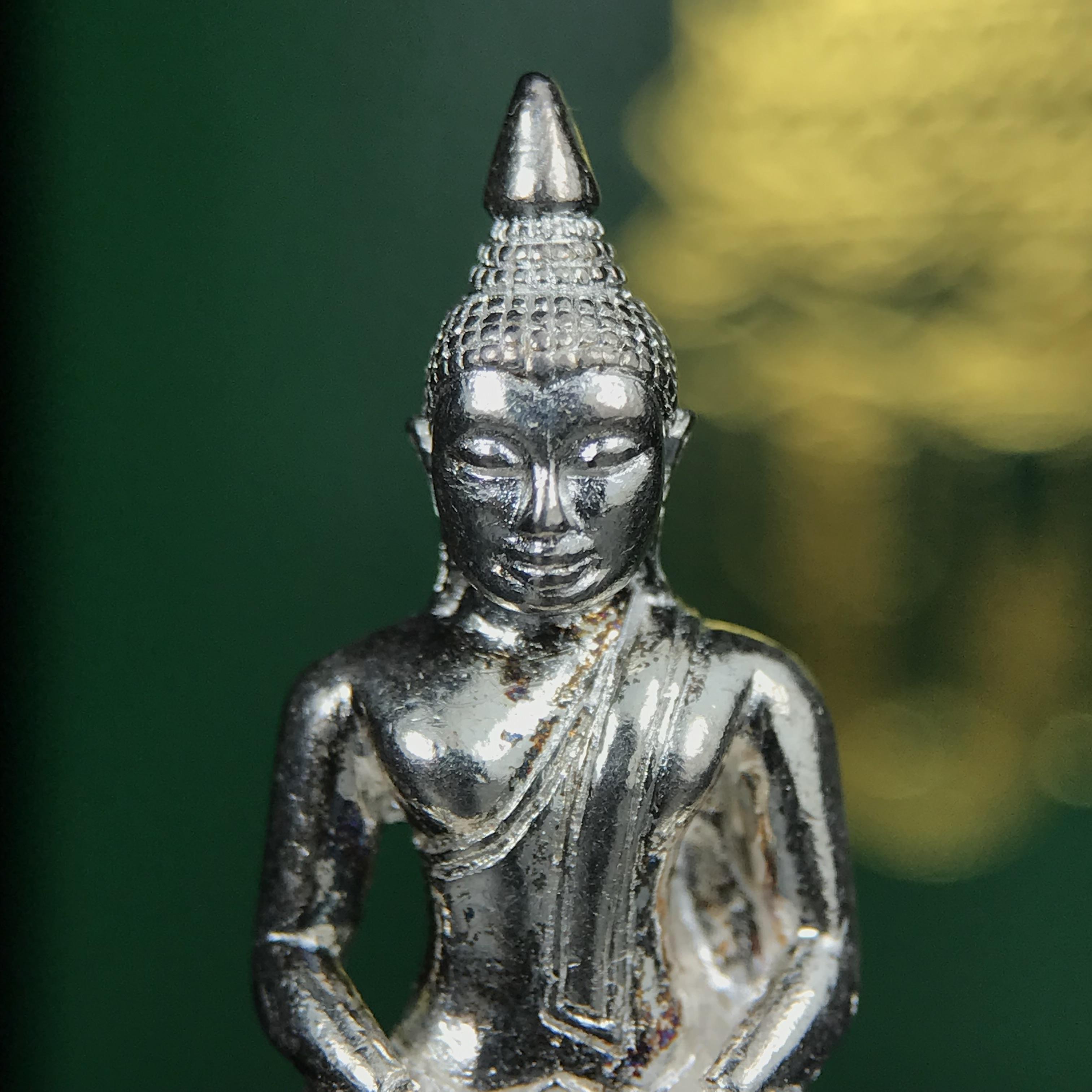 พระพุทธโสธร รุ่น กศก. 120 ปี เนื่องในโอกาสครบ 120 ปี กรมศุลกากร กระทรวงการคลัง จัดสร้าง ปี 2537 เนื้อเงินบริสุทธิ์ 99.9% ผิวขัดเงา(งานบริษัท แพรนด้า จิวเวลรี่)สวยงดงาม ทรงคุณค่า